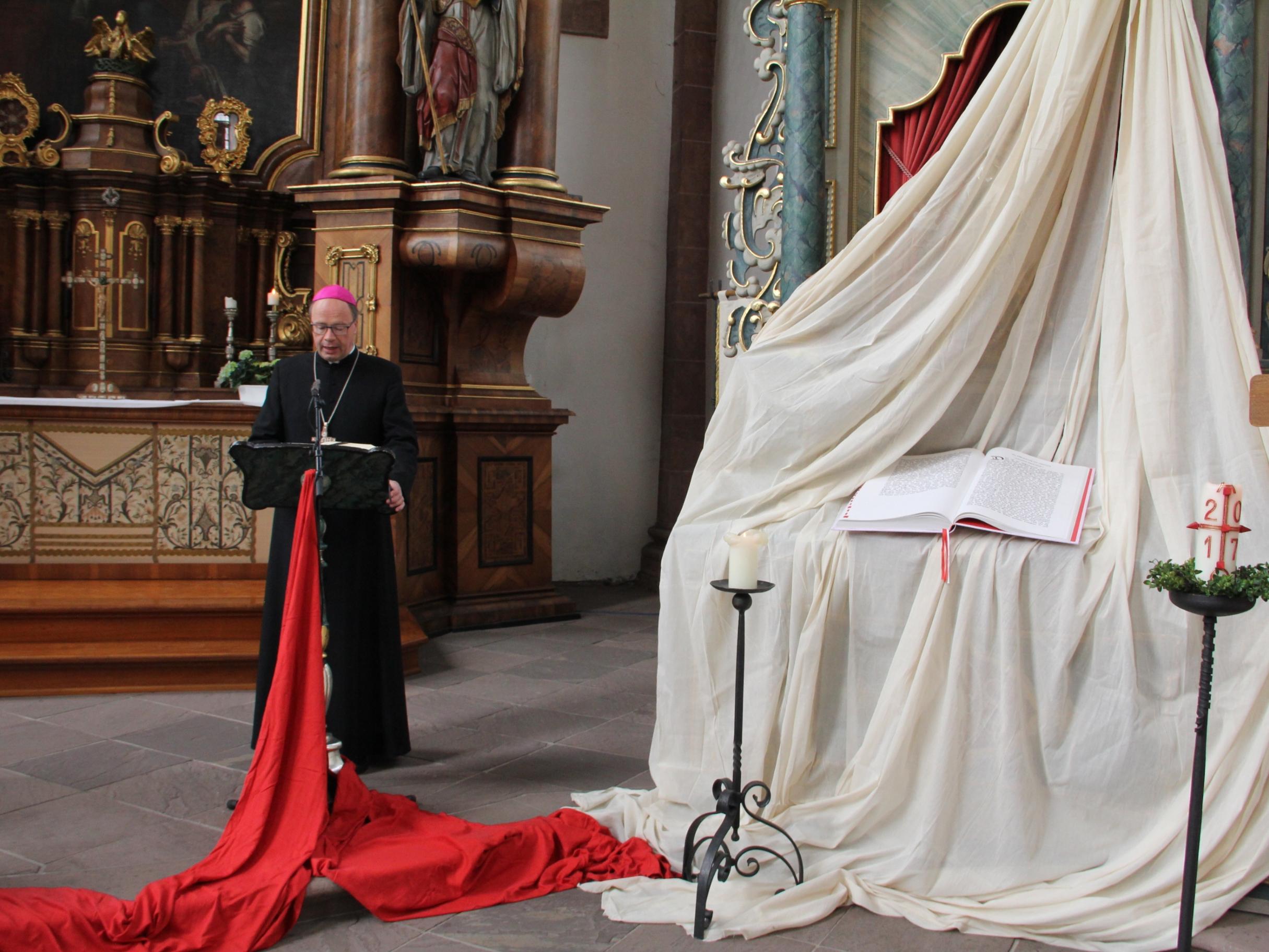 Auch Bischof Ackermann gehörte zu den Lesern aus der Lutherbibel - er las aus dem Galaterbrief.