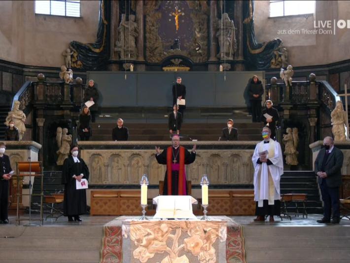 Vertreterinnen und Vertreter aus der Ökumene stehen mit Bischof Ackermann am Altar im Trierer Dom (Screenshot Bistum Trier)