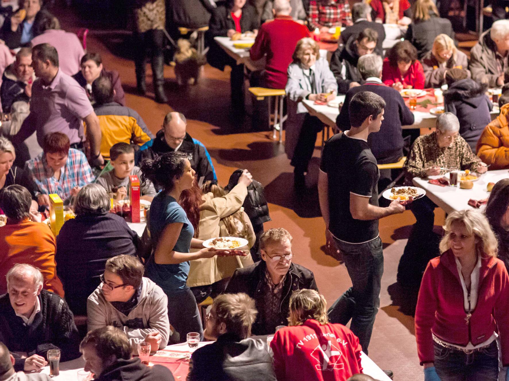 Rund 700 Menschen kommen jedes Jahr ins E-Werk, um den Heiligen Abend nicht alleine verbringen zu müssen. (Foto: Peter Marz)