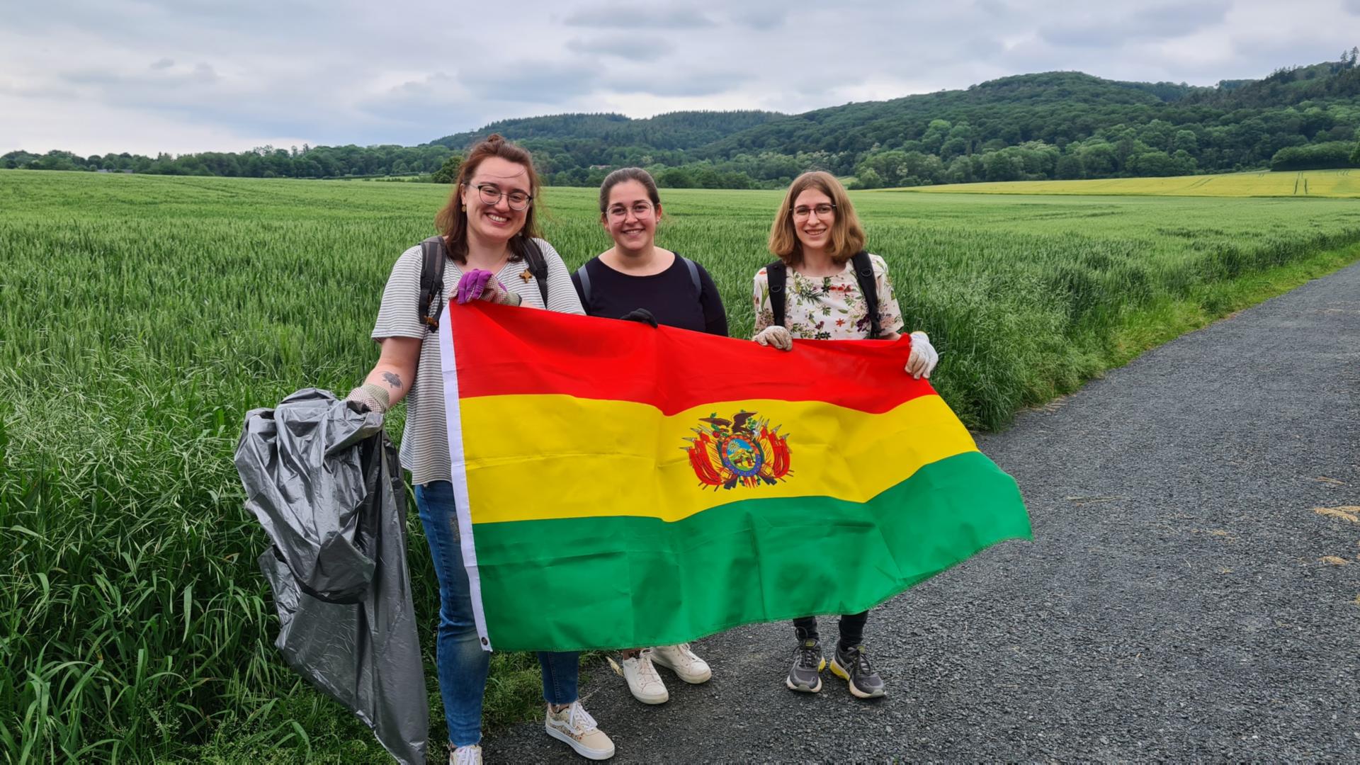 Die Katholische Jugend in Heimbach-Weis bei ihrer Aktion: Teresa, Susanna und Theresa (von links nach rechts) haben bei einem Spaziergang einen 120 Liter-Müllsack zu einem Viertel gefüllt, und das obwohl es bei uns Mülltonnen und eine funktionierende Müllabfuhr gibt - anders als in Bolivien. (Foto:privat)