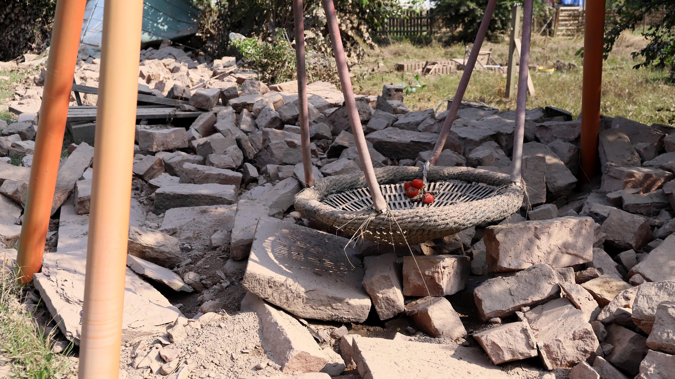 Eine Nestschaukel in Kordel nach dem Hochwasser. Foto: Simone Bastreri/Bistum Trier