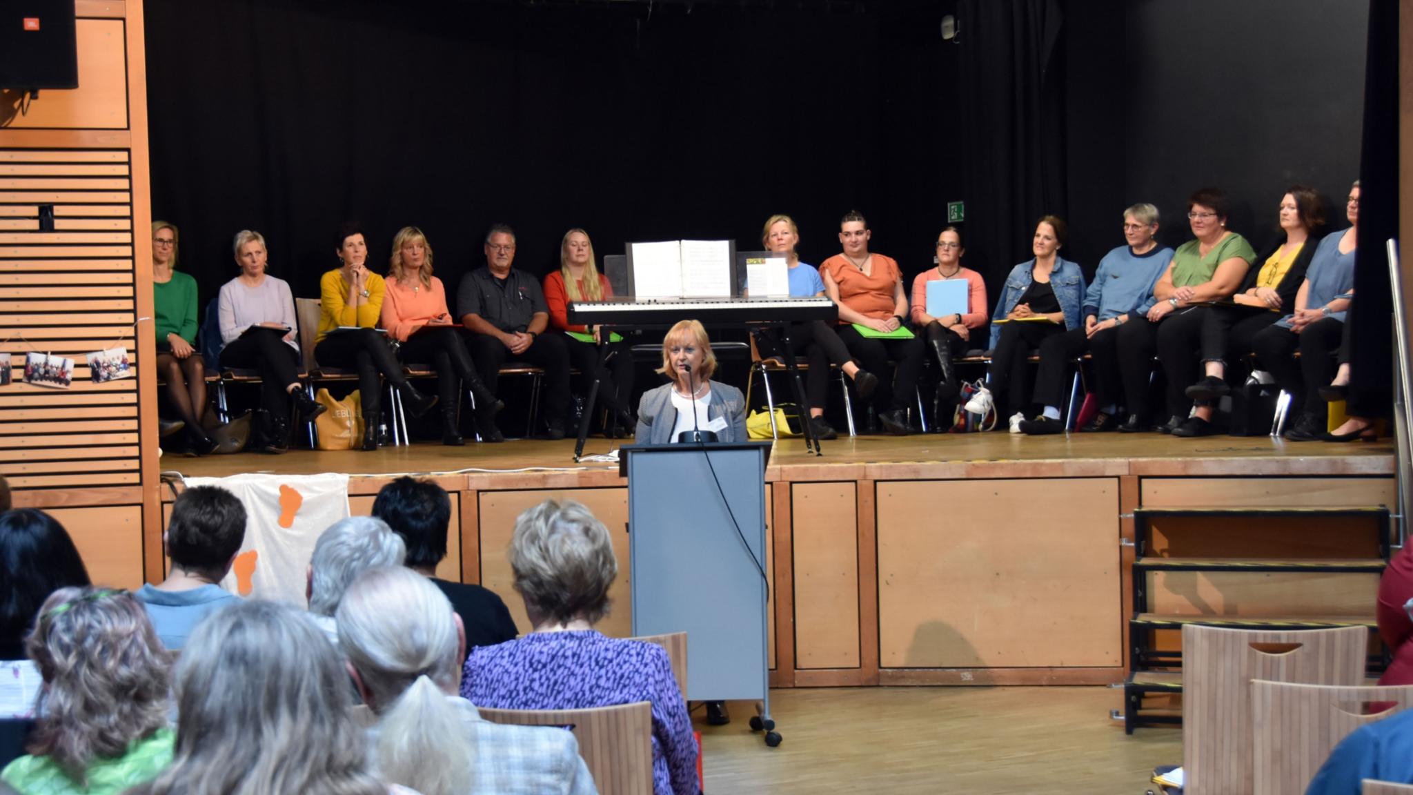 Die Leiterin des Ambulanten Hospizes St. Josef Neunkirchen, Petra Hohnsbein, stellt Meilensteine aus 20 Jahren Hospizarbeit im Landkreis Neunkirchen vor. Foto: Ute Kirch