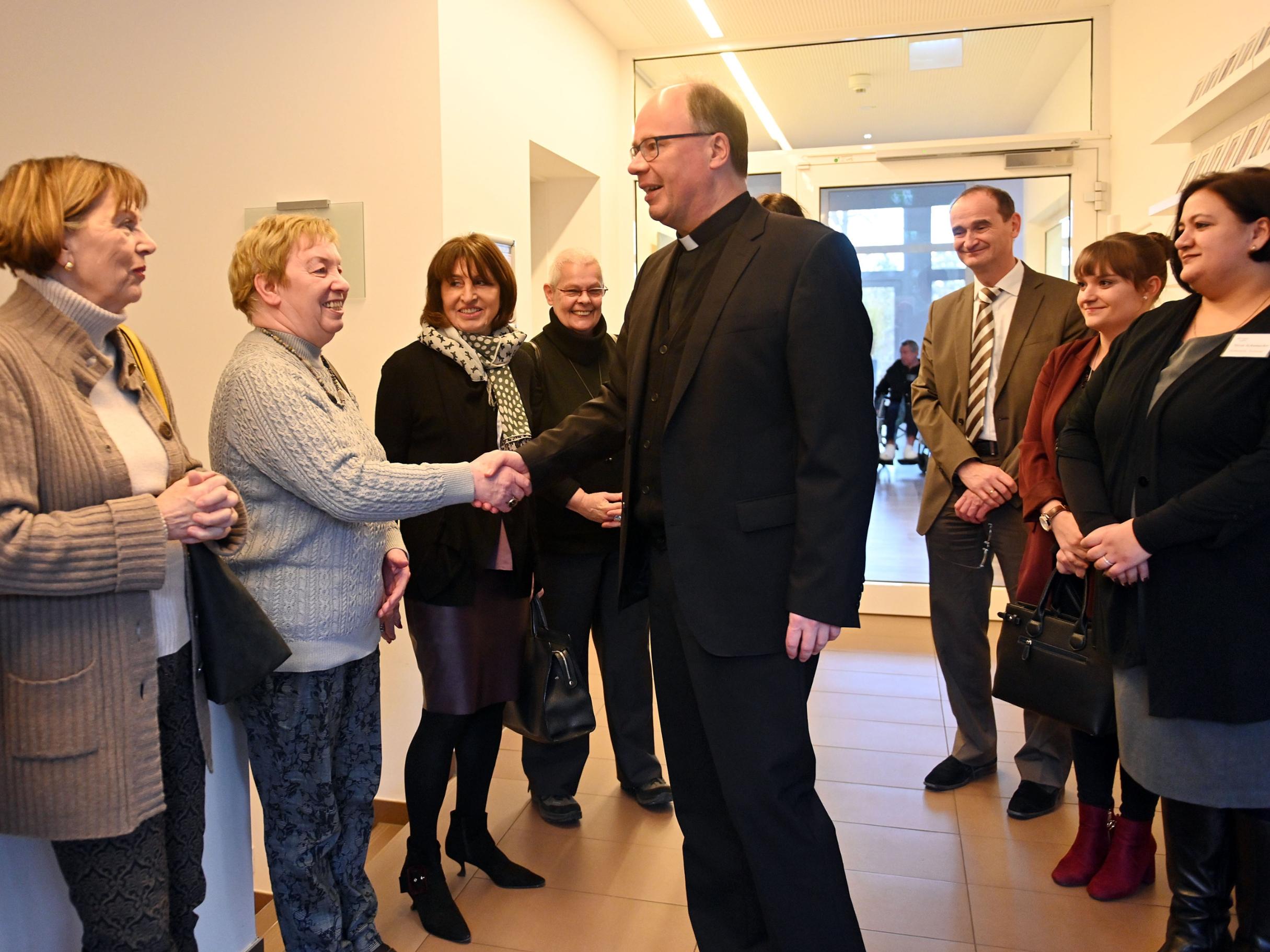 Bischof Dr. Stephan Ackermann mit ehren- und hauptamtlichen Mitarbeiterinnen und Mitarbeitern des Hospizes.