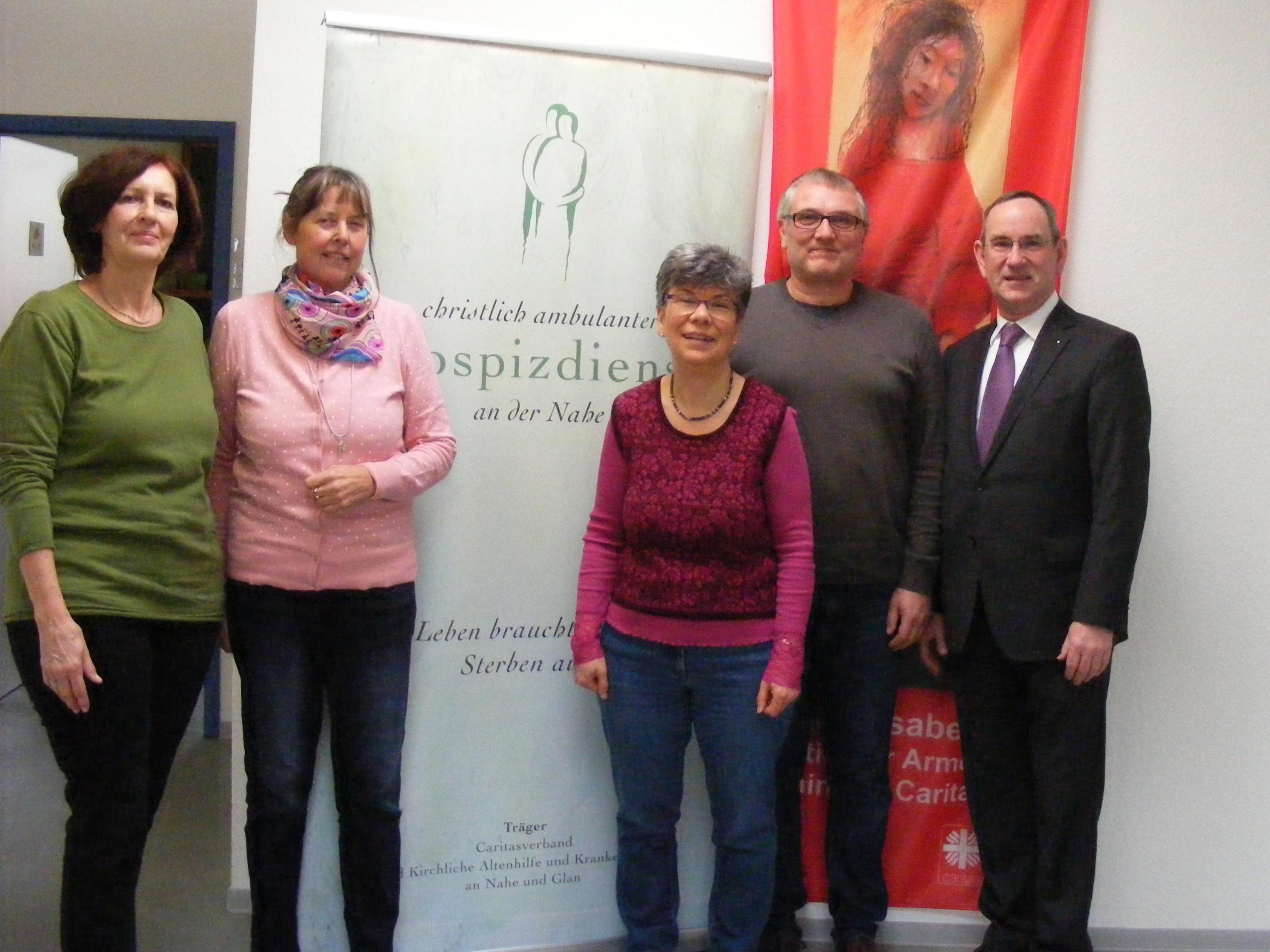 Die Hospiz-Fachkräfte Helga Borlinghaus, Lilo Mayer und Ingelore Mades gemeinsam mit Markus Weber (Dienststellenleiter Bad Kreuznach, Caritasverband Rhein-Hunsrück-Nahe e.V.) und Pfarrer Baldur Stiehl (Geschäftsführer Kirchliche Altenhilfe und Krankenpflege an Nahe und Glan gGmbH).