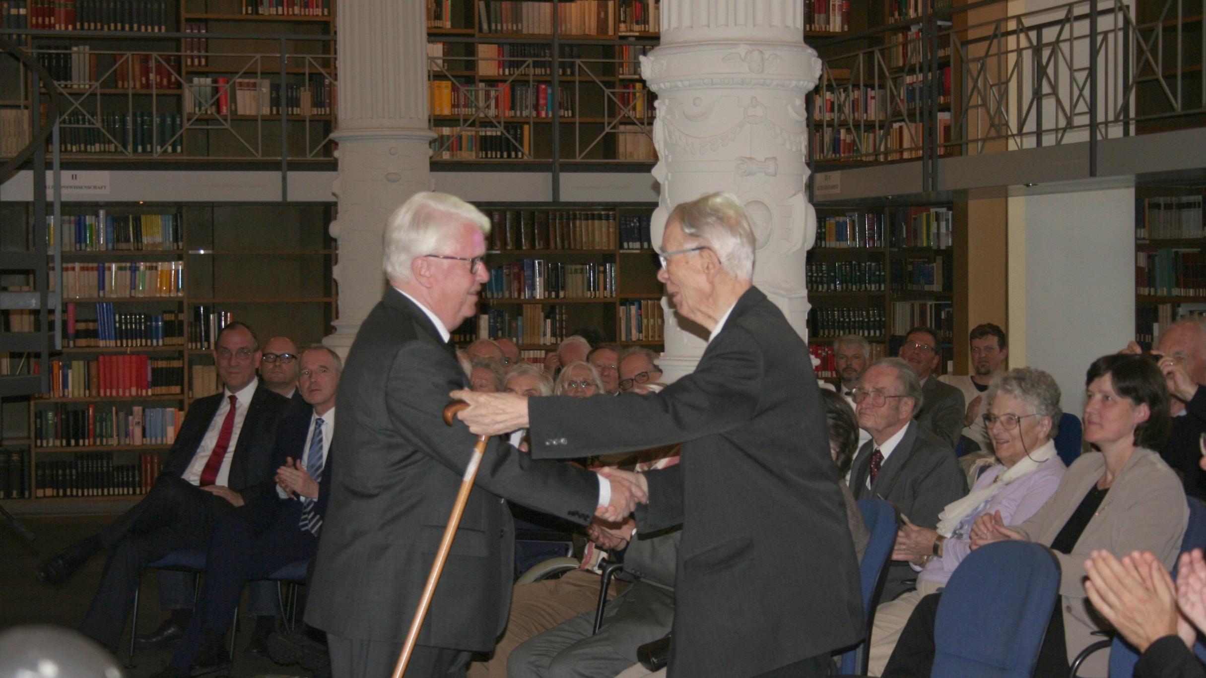 Prof. Dr. Dr. Franz Ronig (rechts) und Dompropst Werner Rössel (Foto: Bibliothek des Priesterseminars)