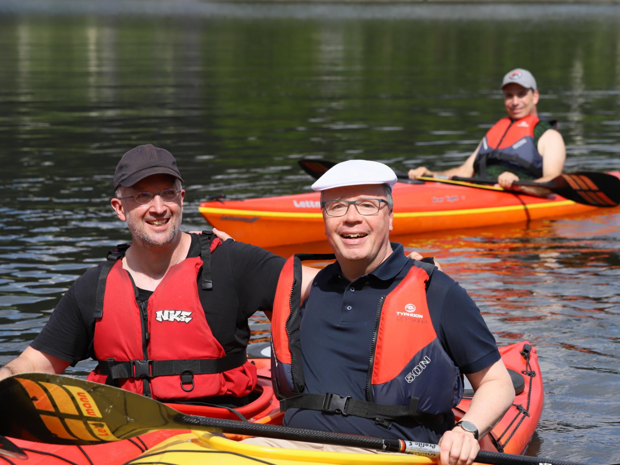 Bischof Dr. Stephan Ackermann und Präses Thorsten Latzel bei der Abfahrt in Schoden an der Saar