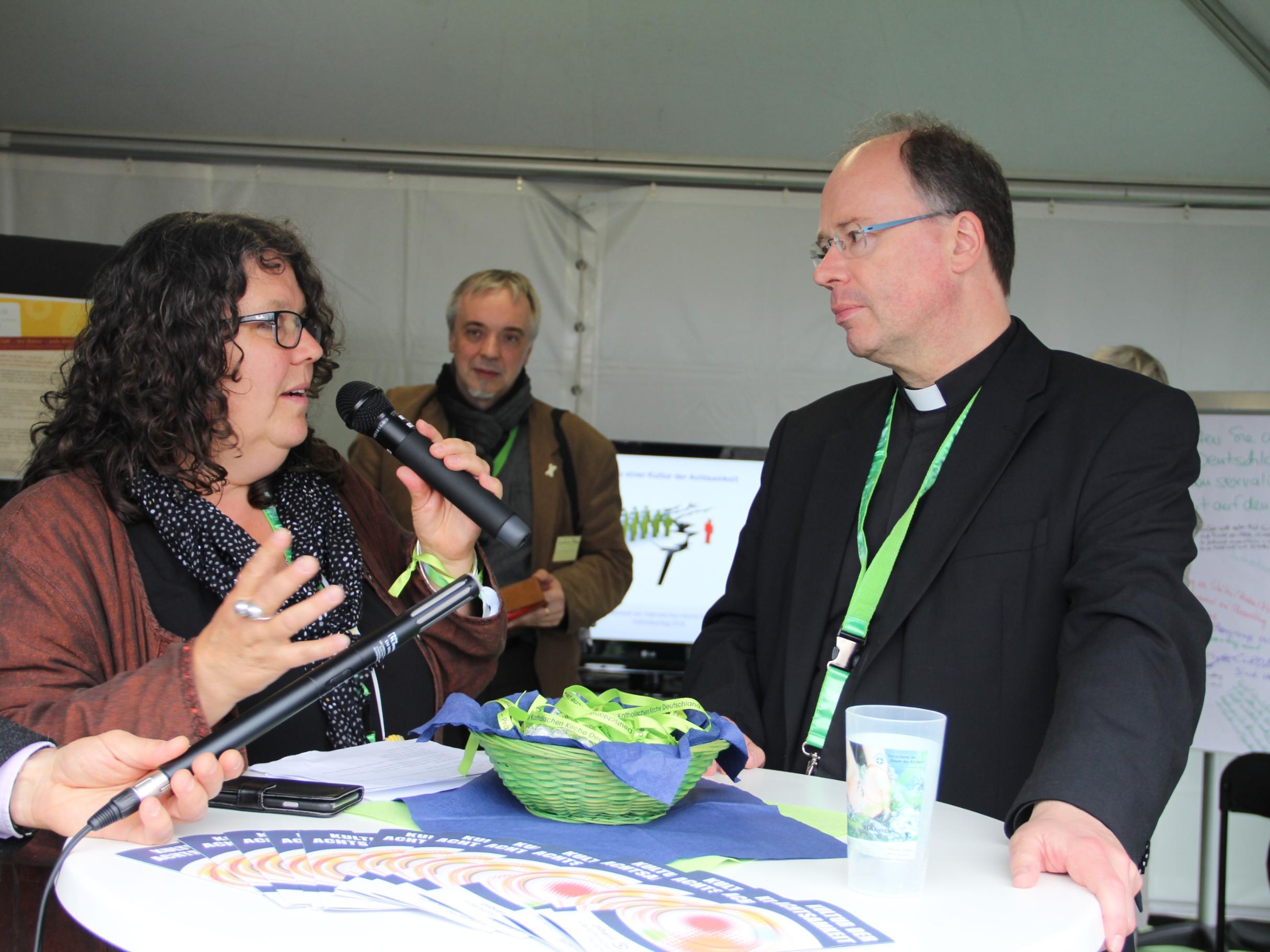 Bischof Ackermann im Gespräch mit der Präventionsbeauftragten Gabriele Siegert