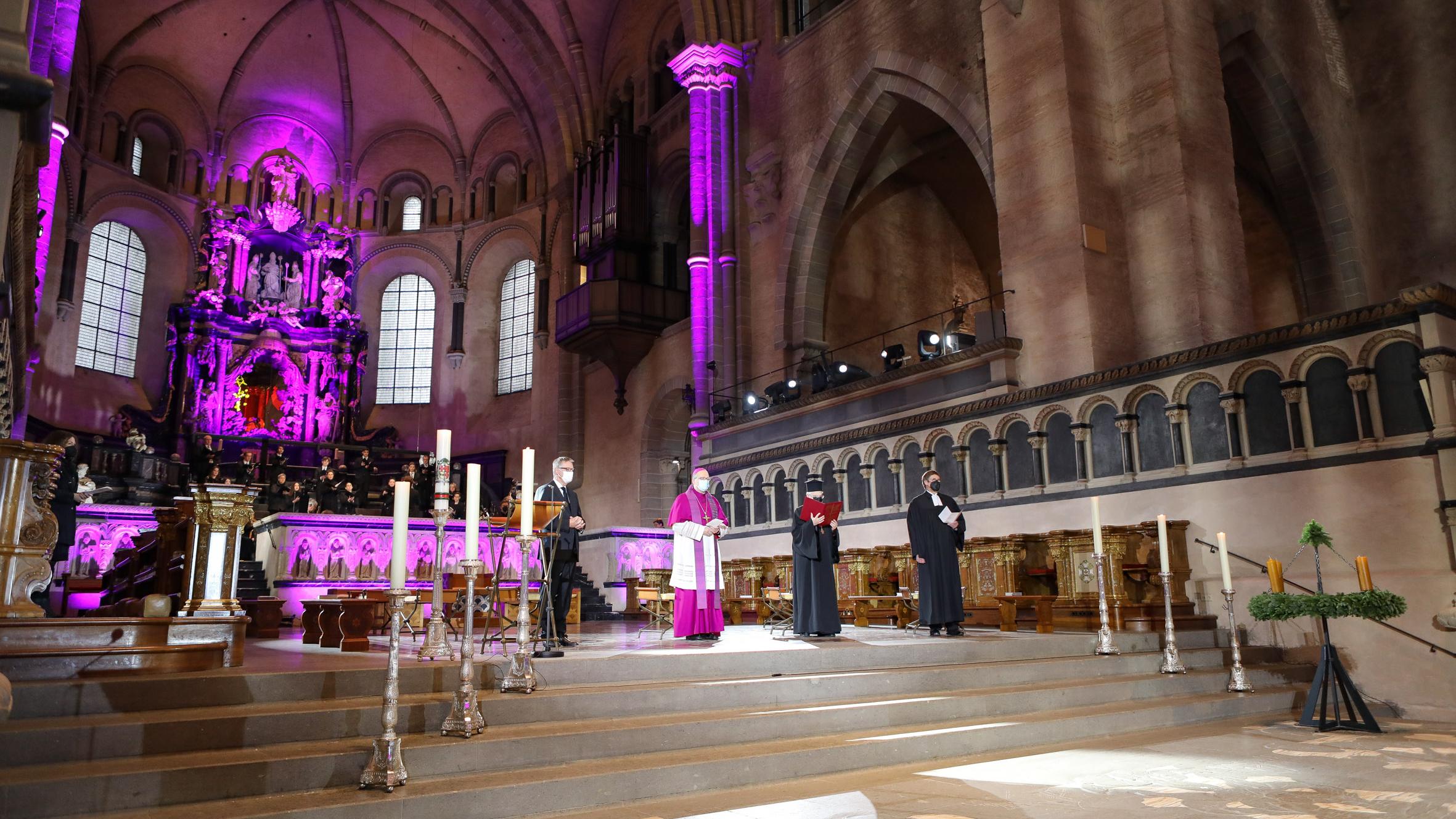 Ökumenisch verbunden in der Trauer: Vizepräses der Evangelischen Kirche im Rheinland Christoph Pistorius, Erzpriester Dr. Georgios Basioudis, griechisch-orthodoxe Kirche, Bischof Dr. Stephan Ackermann und Apostel Clément Haeck von der Neuapostolischen Kirche (v.r.n.l.) (Fotos: Helmut Thewalt/Bistum Trier)