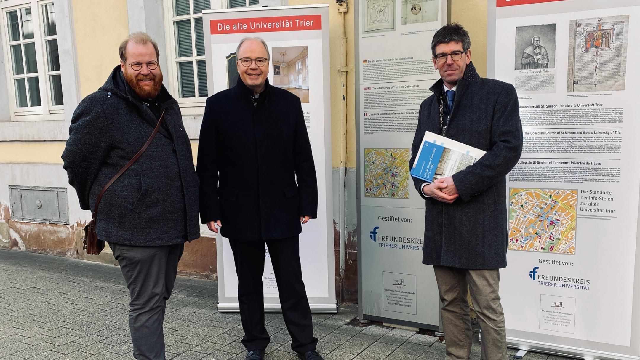 vlnr. Kulturdezernent Markus Nöhl, Bischof Dr. Stephan Ackermann und Universitätspräsident Dr. Michael Jäckel. (Foto: I. Hülpes/Bistum Trier)