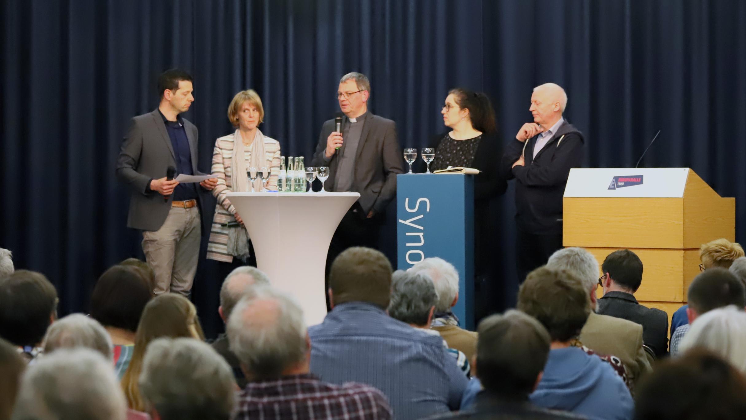 Dr. Thorsten Hoffmann, Edith Ries, Generalvikar Dr. Ulrich Graf von Plettenberg, Direktorin Judith Rupp und Direktor Dr. Gundo Lames