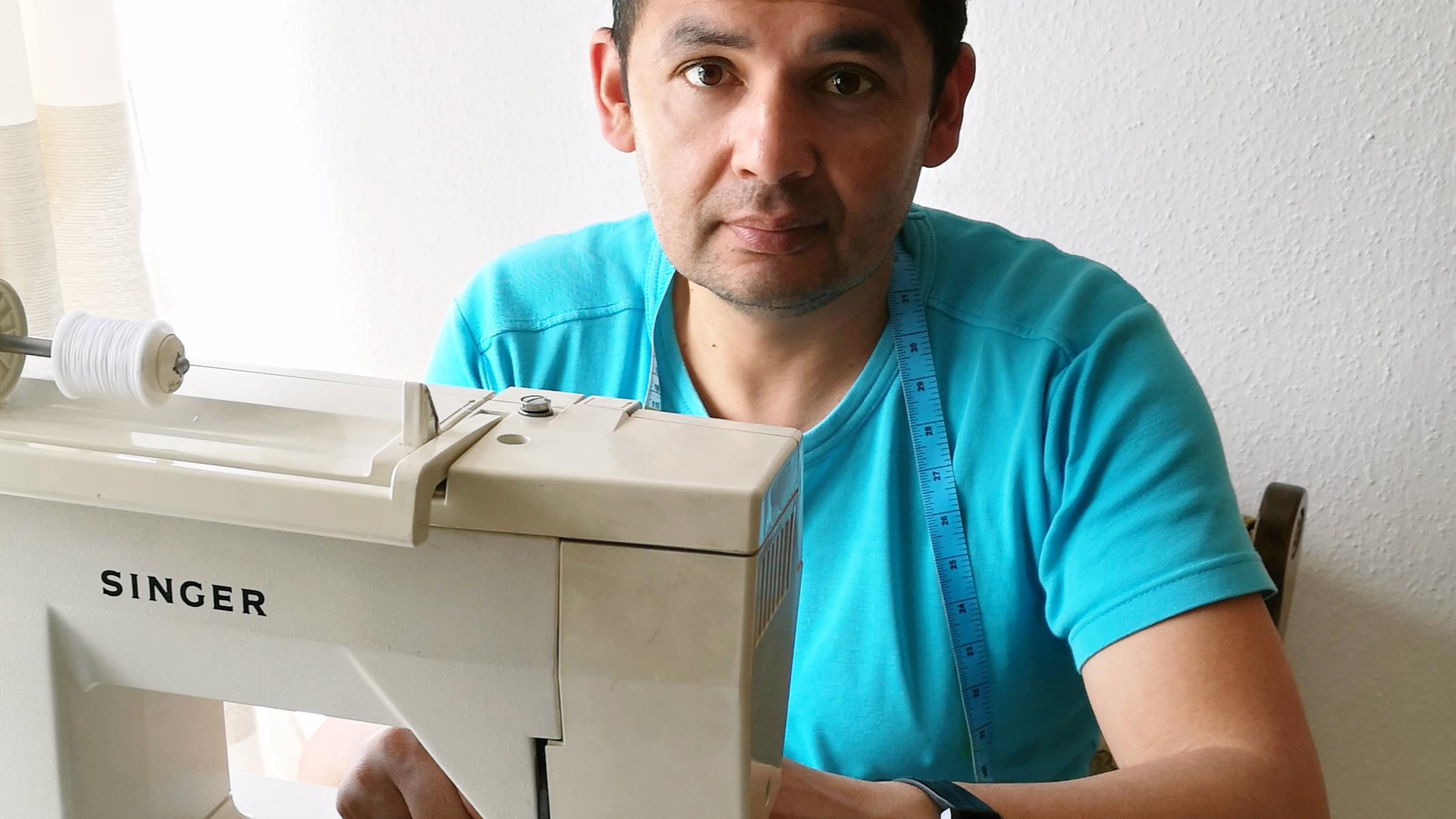 Jafar Mohamadi beim Nähen