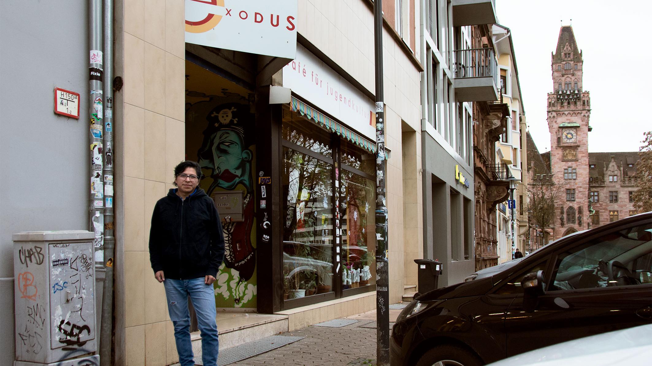Jhamir Ticona vor dem Café Exodus in Saarbrücken.