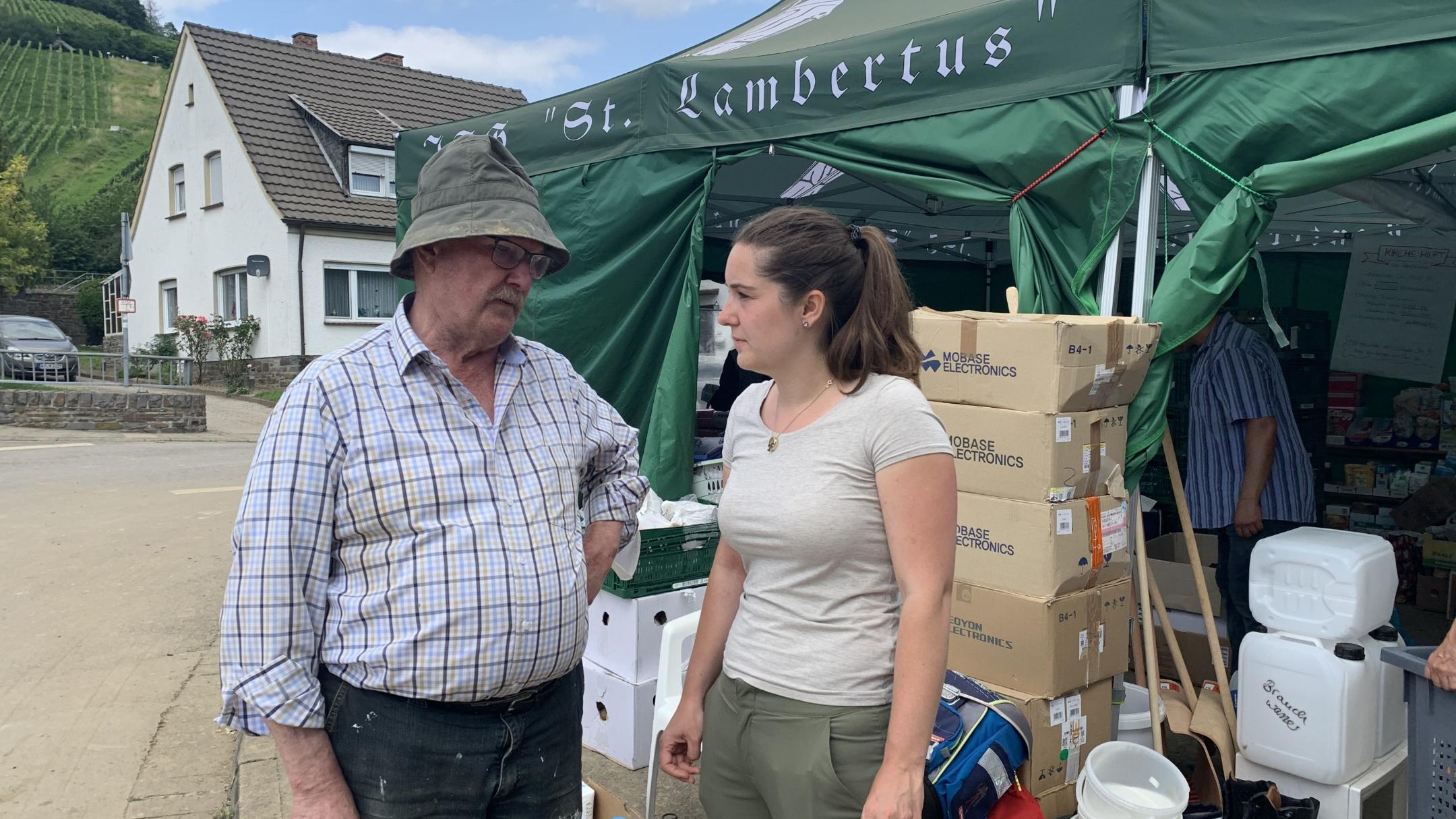 Johanna Becker im Gespräch vor dem Zelt 'Kirche hilft' (Foto: privat)