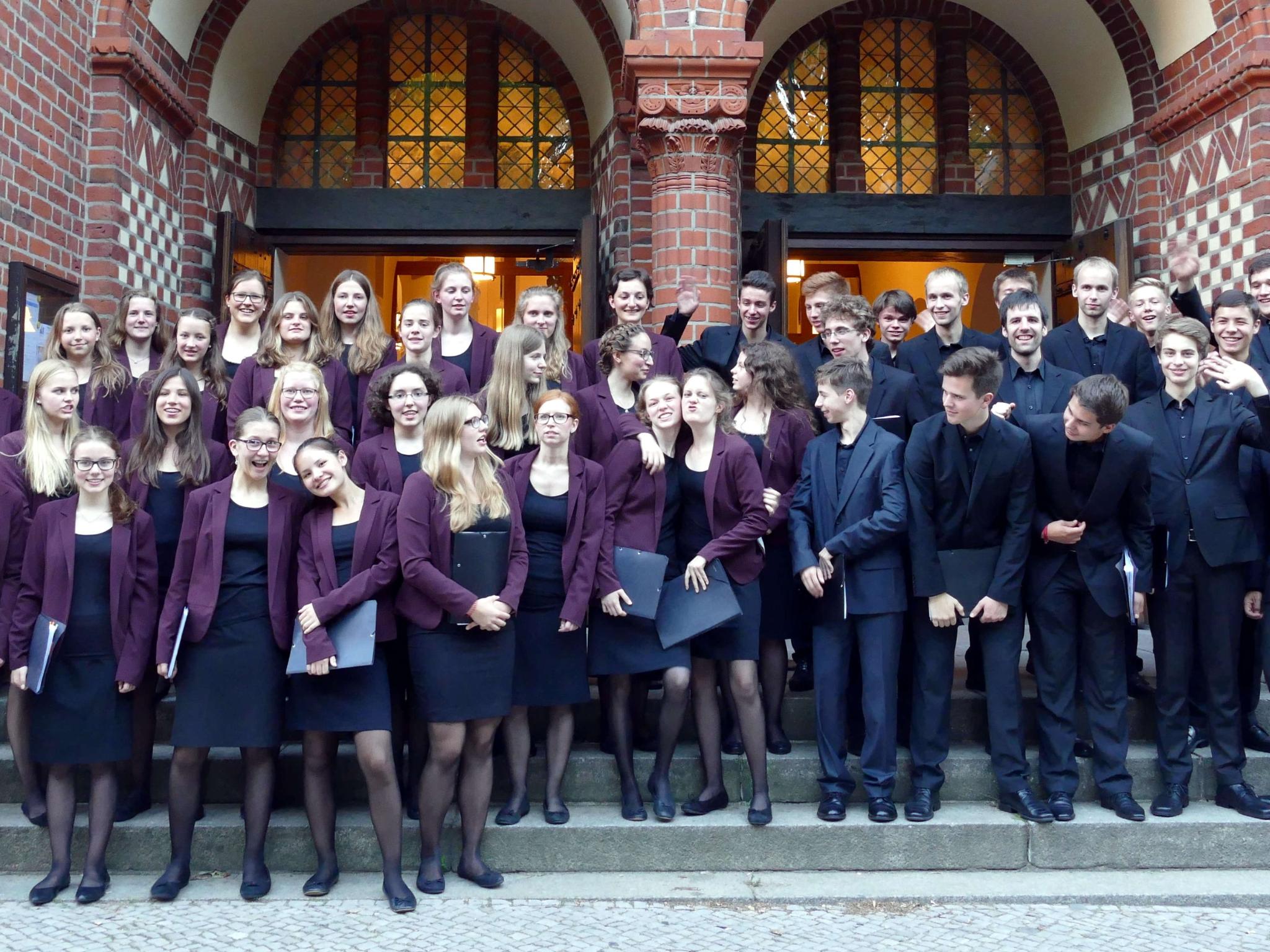 Die Sängerinnen und Sänger vom Jugendkammerchor mit Chorleiter Manfred Faig (re.)