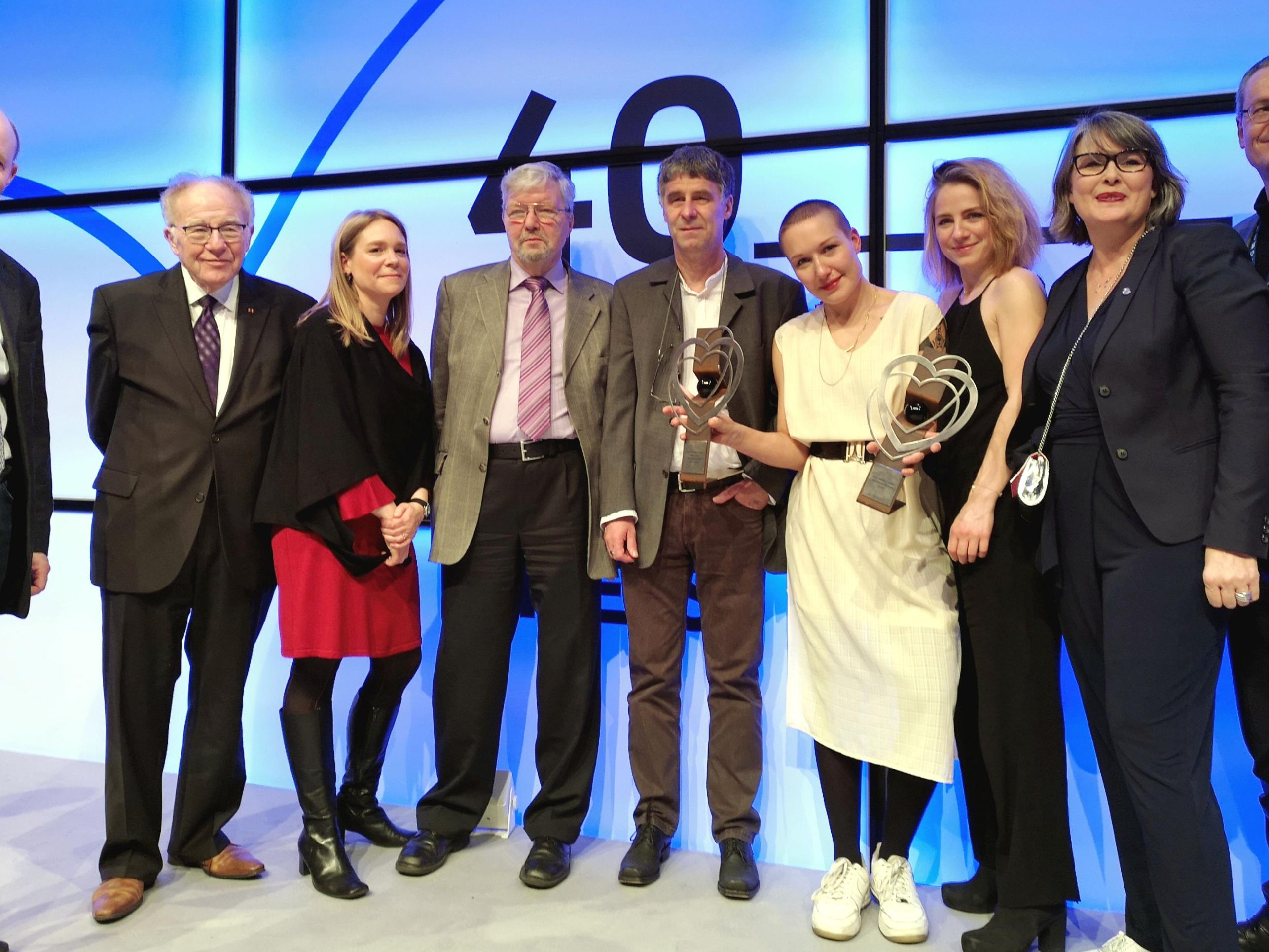 Nach der Preisverleihung: Ralf Dewald und Horst Ziegler (Sponsoren KEB), Birgit Persch-Klein, Hartmut Richter (Sponsor Ev. EB), Wolf-Dieter Scheid, Preisträgerin Susanne Heinrich, ein Mitglied des Filmteams sowie Marie-Therese Mäder und Oliver Gross. Foto: Gerhard Alt