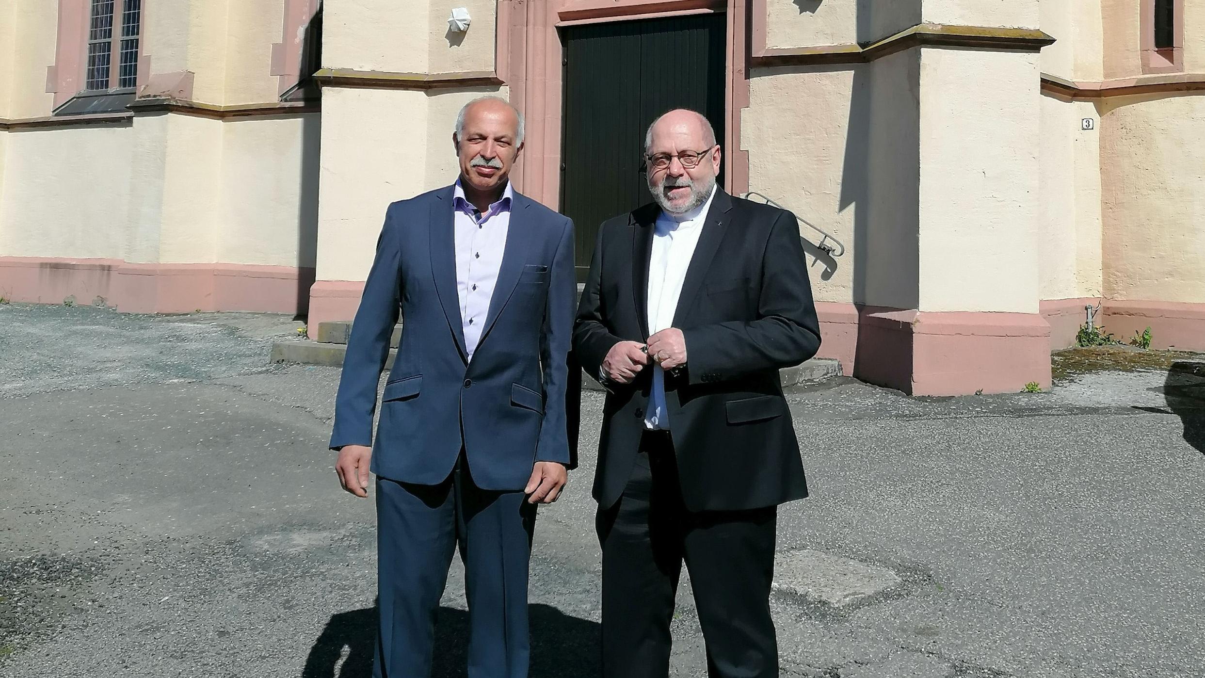 Vor der Kirche von Kappel. Von links: Thomas Meurer mit Pfarrer Ludwig Krag (Foto: privat)