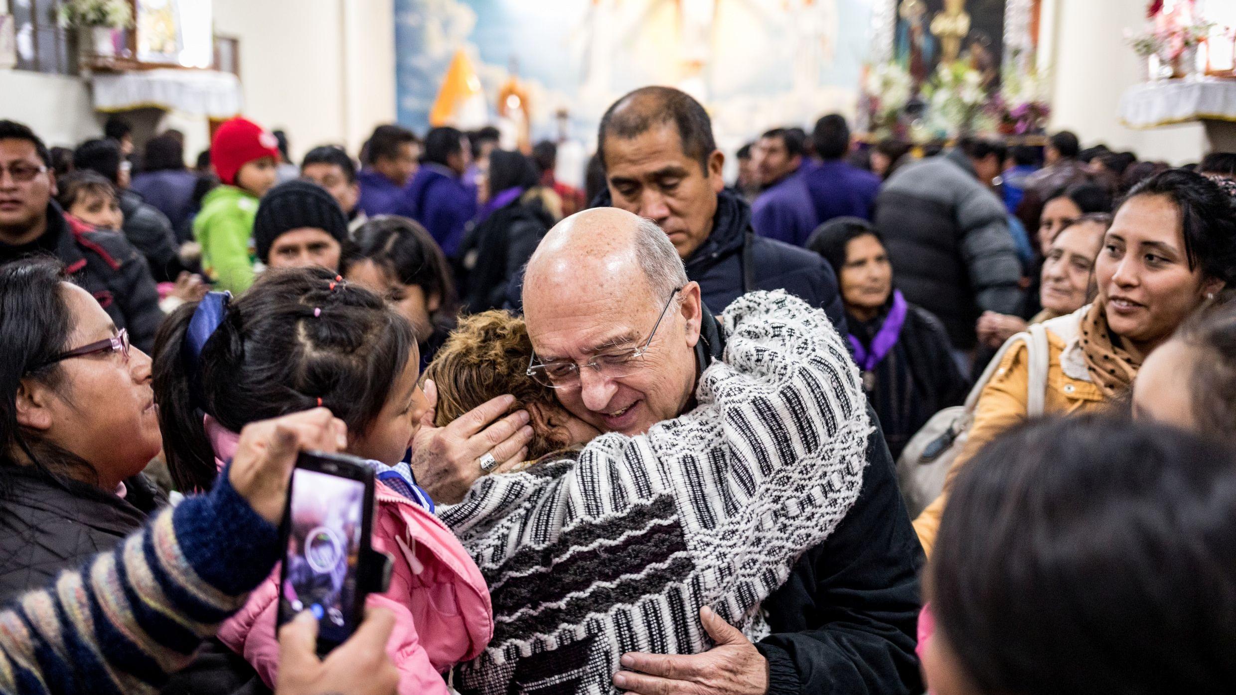 Kardinal Barreto in La Oroya 2018 nach einem Gottesdienst. (Bildnachweis: Adveniat)