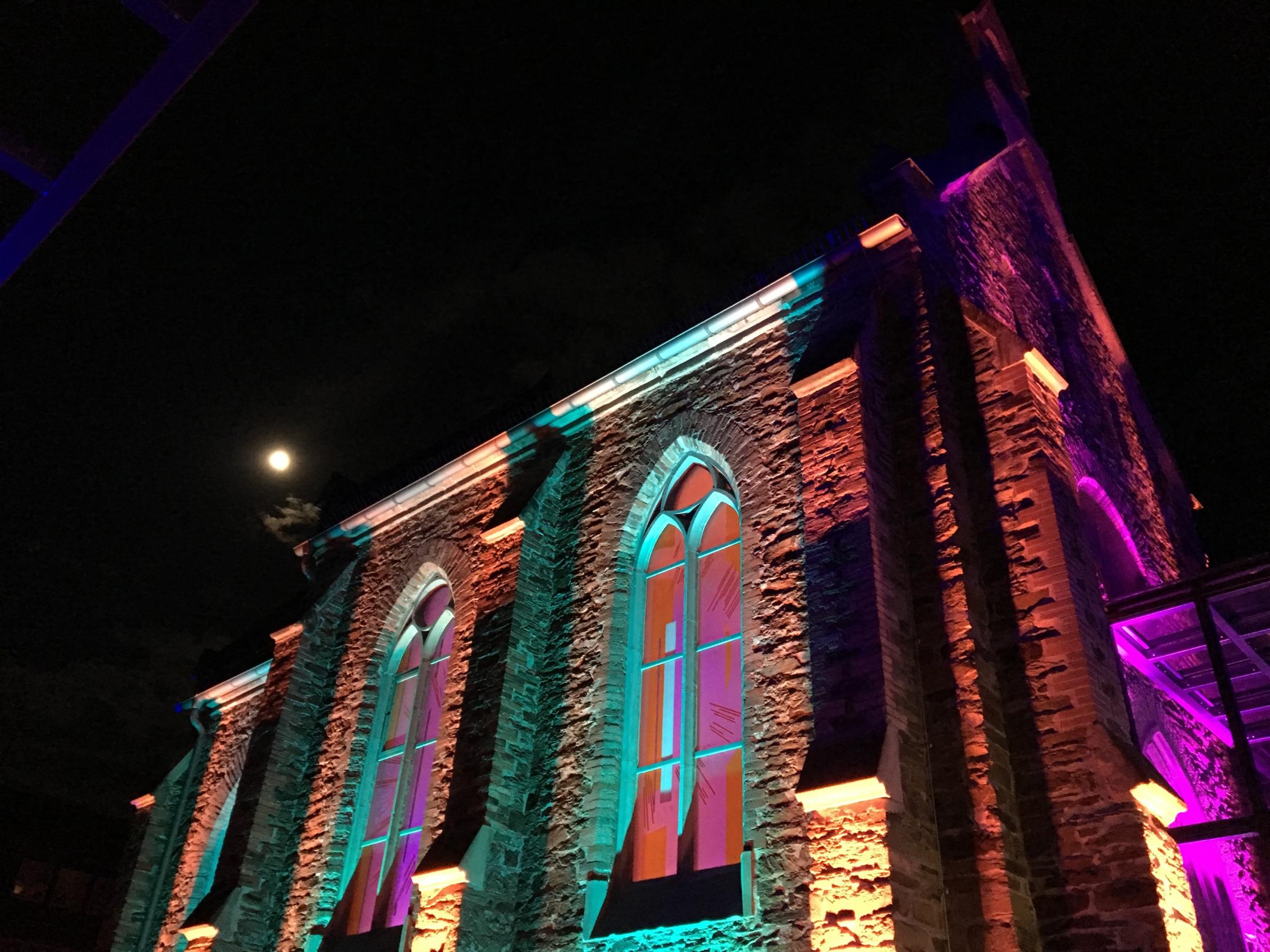 Eine aufwendige Lichtinstallation tauchte die Peter-Friedhofen-Kapelle der Barmherzigen Brüder von Maria-Hilf in ein mystisches Licht.