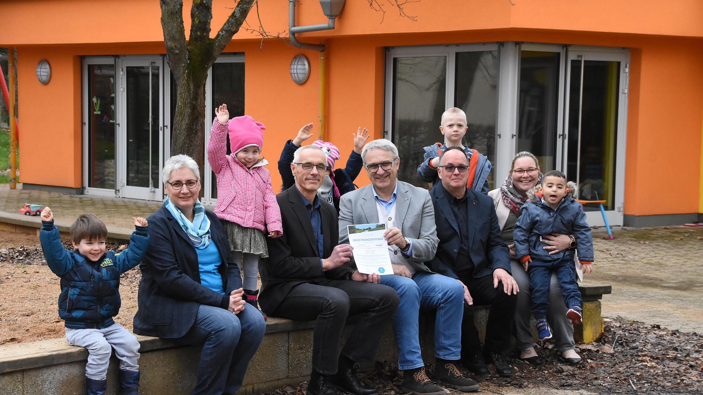 vlnr.: Dorothee Roos, Gesamtleiterin Dillingen; Wolfgang Martin, energis; Rainer Borens, Geschäftsführer Katholische KiTa gGmbH Saarland; Albert Kohl, energis; Natalie Wallendorf-Scherer, Leiterin Kita St. Johann Dillingen