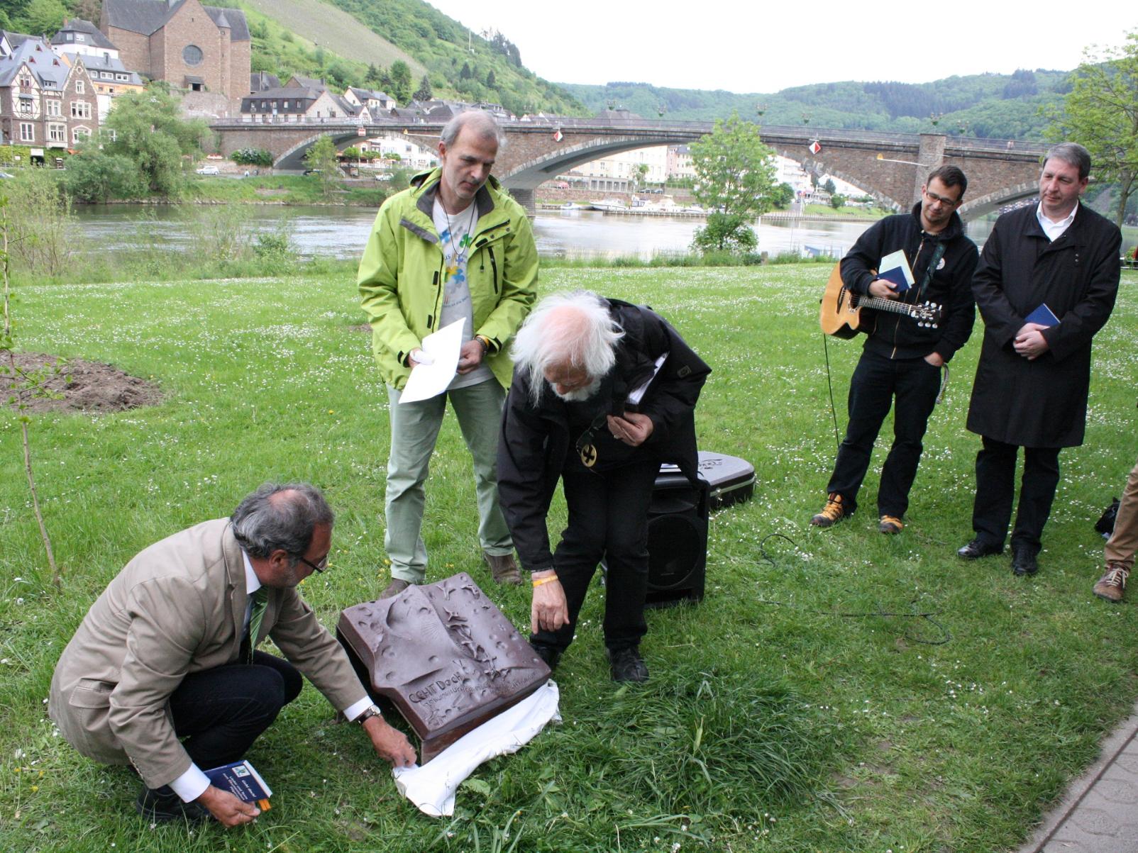 Pastoralreferent Rudolf Zavelberg, Helmut Laux und Rüdiger Lancelle von der Fachkonferenz Ökumene, der ev. Jugendpfarrer Maik Sommer und Pfarrer Markus Arndt (v.l.n.r.) beim Enthüllen der Tontafel