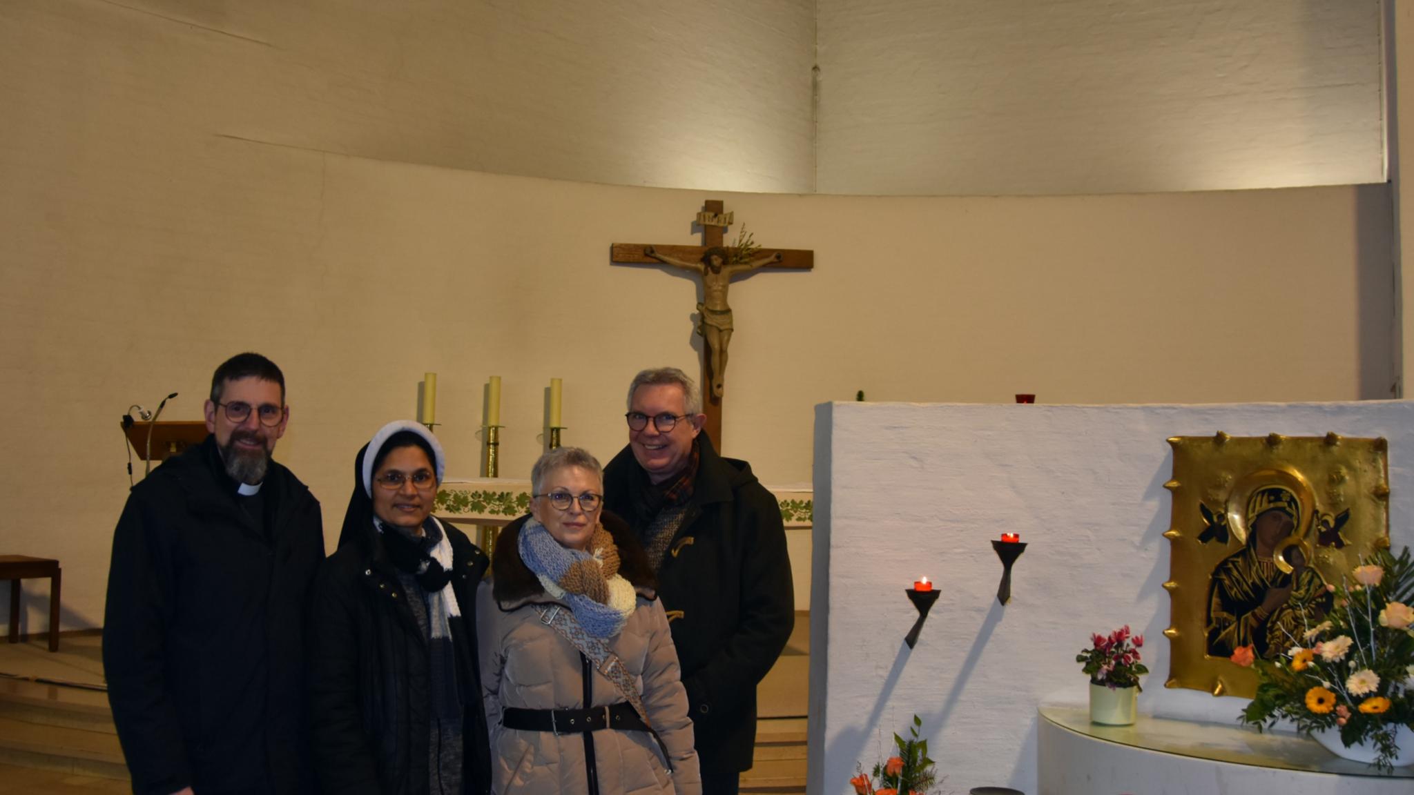 Pastor Hans Georg Müller, Oberin Schwester Mercy, Dorothee Berntsdorf und Michael Berntsdorf (von links). Foto: Ute Kirch