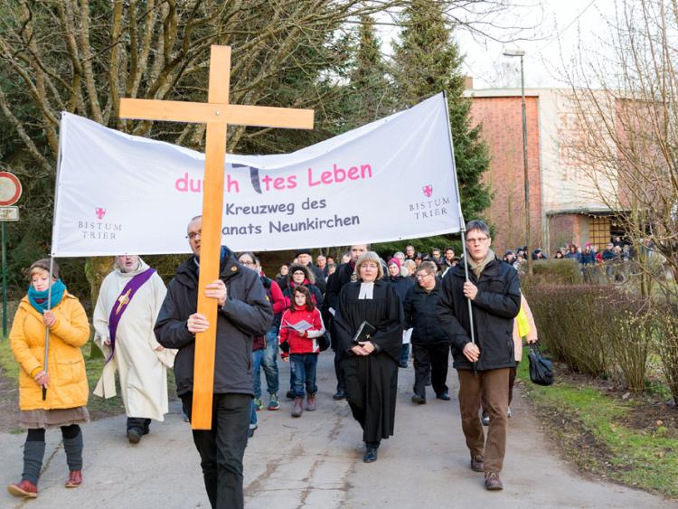 Diesmal führte der Ökumenische Kreuzweg durch Neunkirchens Oberstadt