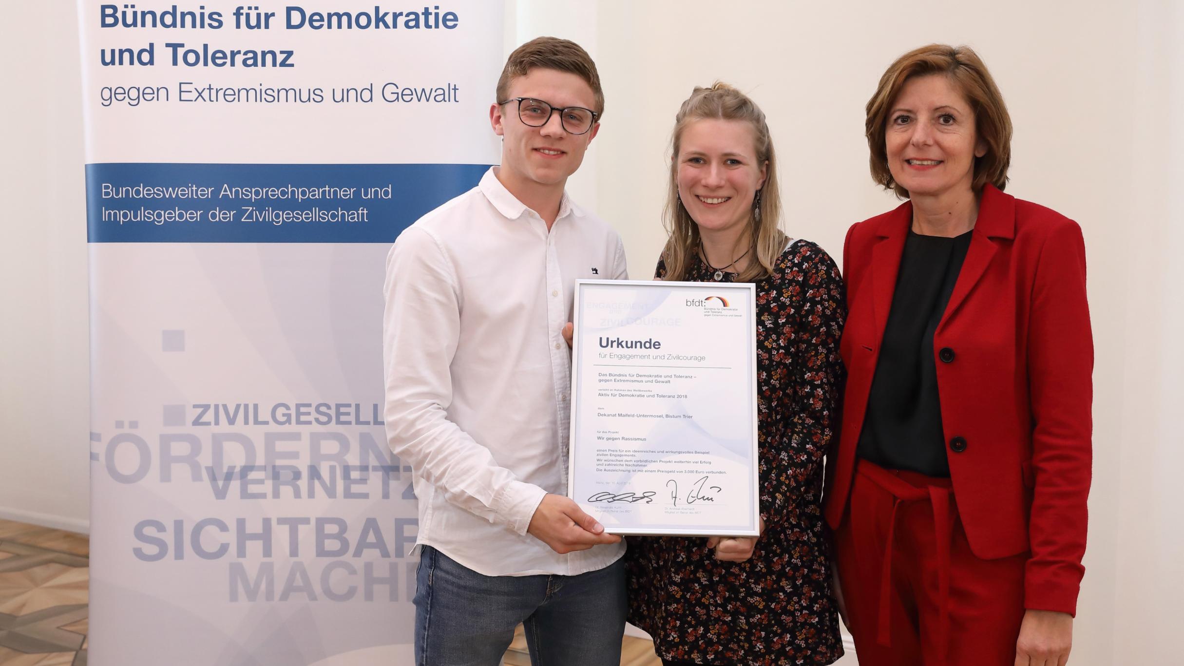 Lukas Kurpjuhn und Paulina Zentner mit Ministerpräsidentin Malu Dreyer