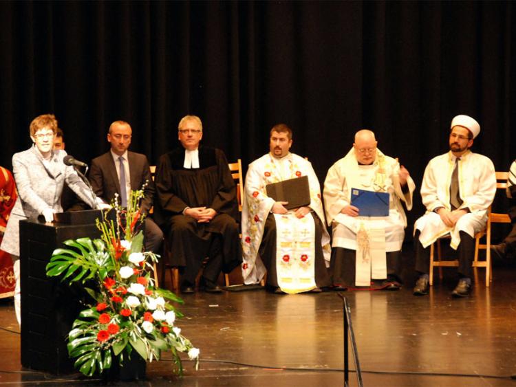 Ministerpräsidentin Annegret Kramp-Karrenbauer spricht beim Friedensgebet der Religionen