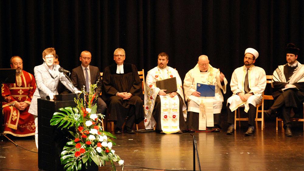 Ministerpräsidentin Annegret Kramp-Karrenbauer spricht beim Friedensgebet der Religionen