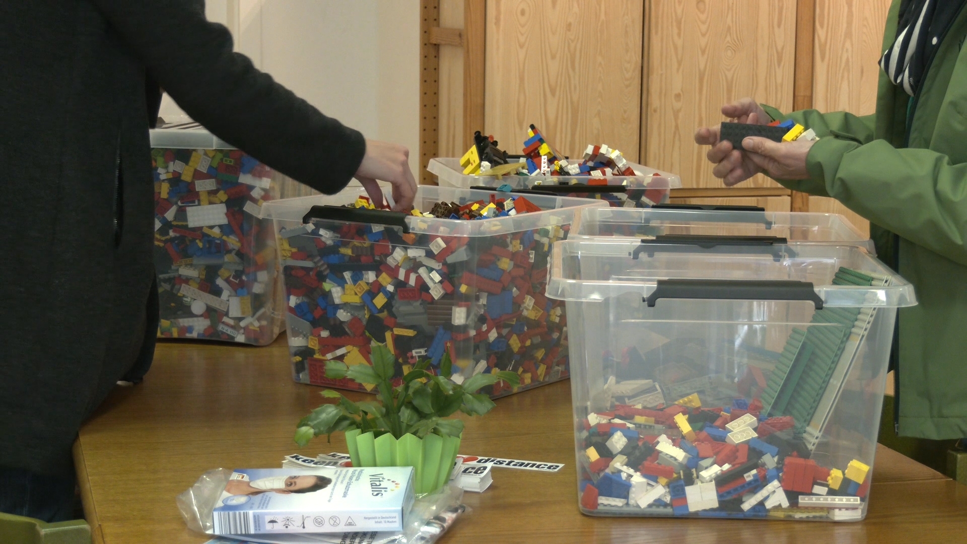 Aus den bunten Lego-Kunststoff-Steinen entstehen Rampen (Foto: Oliver Jax)