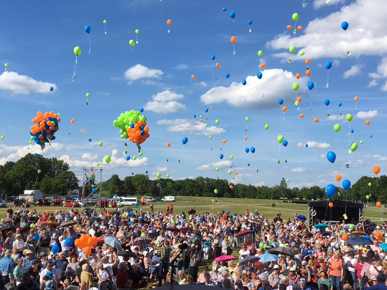 1000 Luftballons steigen beim Sendungsgottesdienst in die Luft.