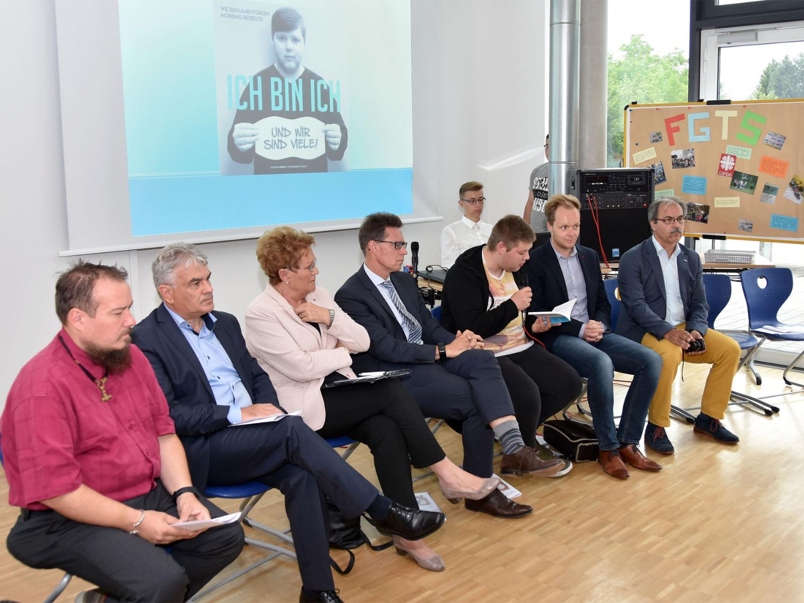 vlnr: Peter Sommerhalter (Präventionstrainer), Albrecht Adam (Schulabteilung Bistum Trier), Sozialministerin Monika Bachmann, Jörn Simon (Techniker Krankenkasse), Benjamin Fokken (Autor), Matthias Gessner (Pressereferent Sozialministerium), Walter Meiser (Schulleiter MKS)