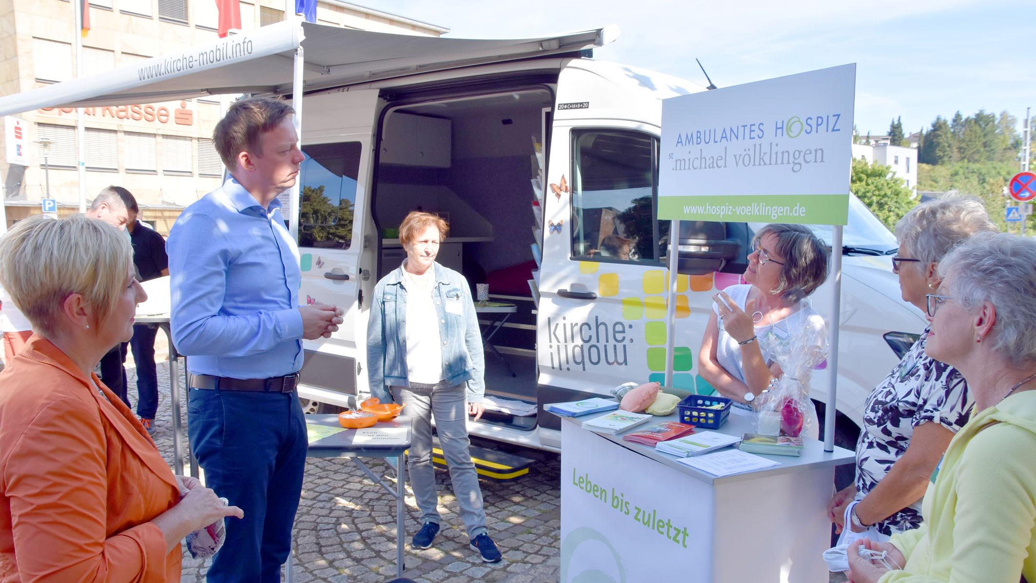Tobias Hans im Gespräch mit dem Team des ambulanten Hospiz St. Michael