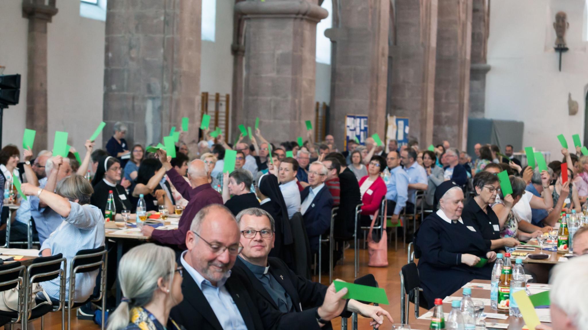 Die Teilnehmerinnen und Teilnehmer in St. Maximin geben Rückmeldung zur Umsetzung der Synode.