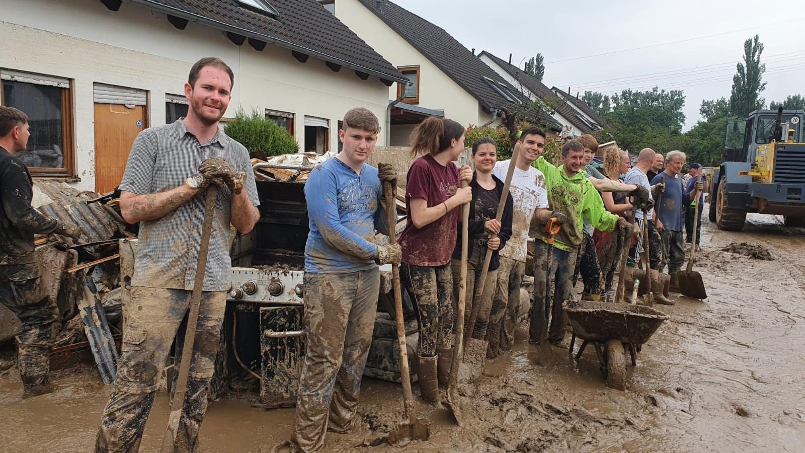 Schaufel statt Pilgerrucksack: Die Messdienerinnen und Messdiener aus Sinzig haben mit angepackt (Foto: privat/T. Hufschmidt)