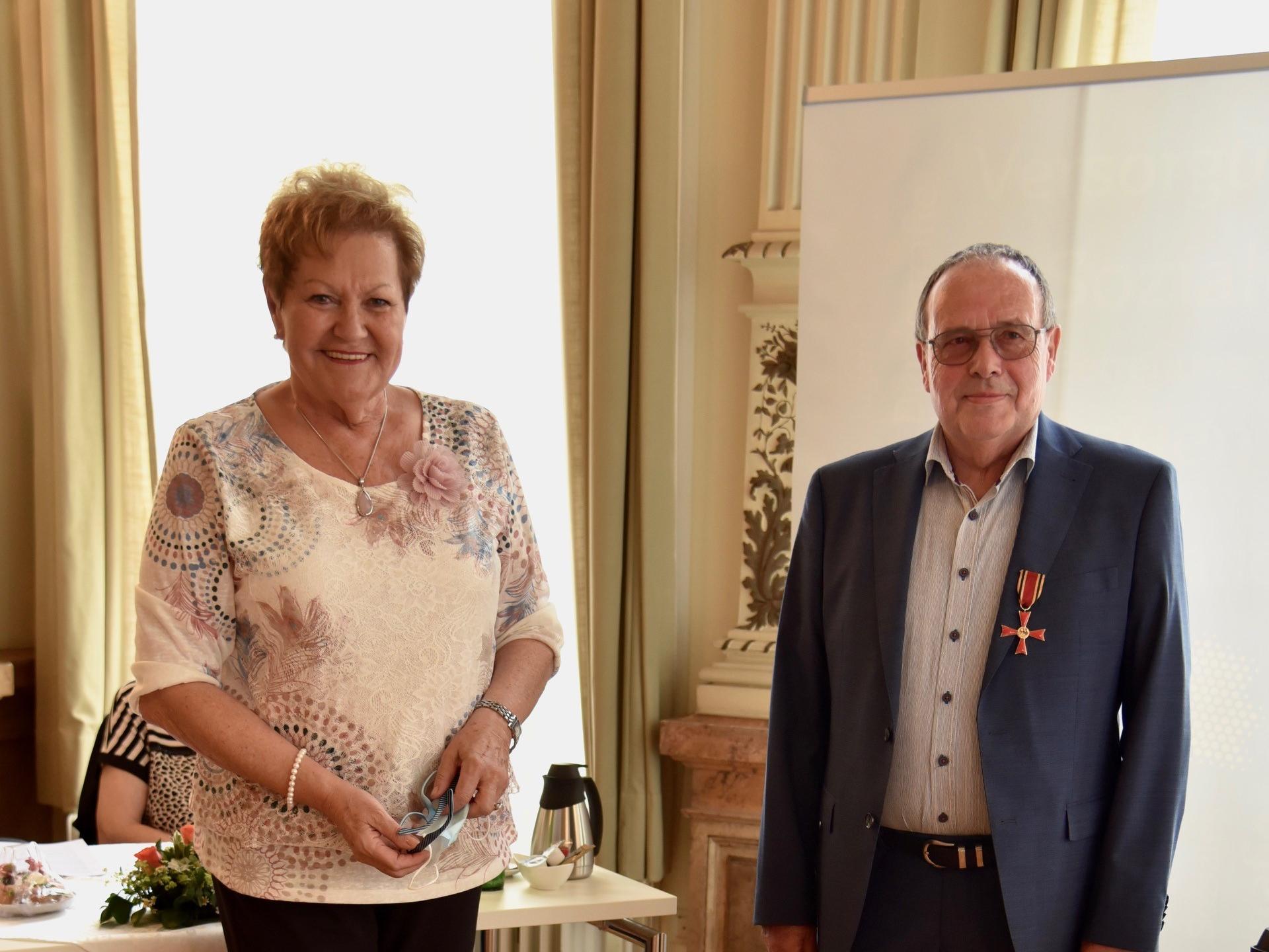 Sozialministerin Monika Bachmann überreicht Hans Grauss das Bundesverdienstkreuz für sein Engagement bei der TelefonSeelsorge Saar. Foto: MSGFF/Pressestelle/NaimaGehring