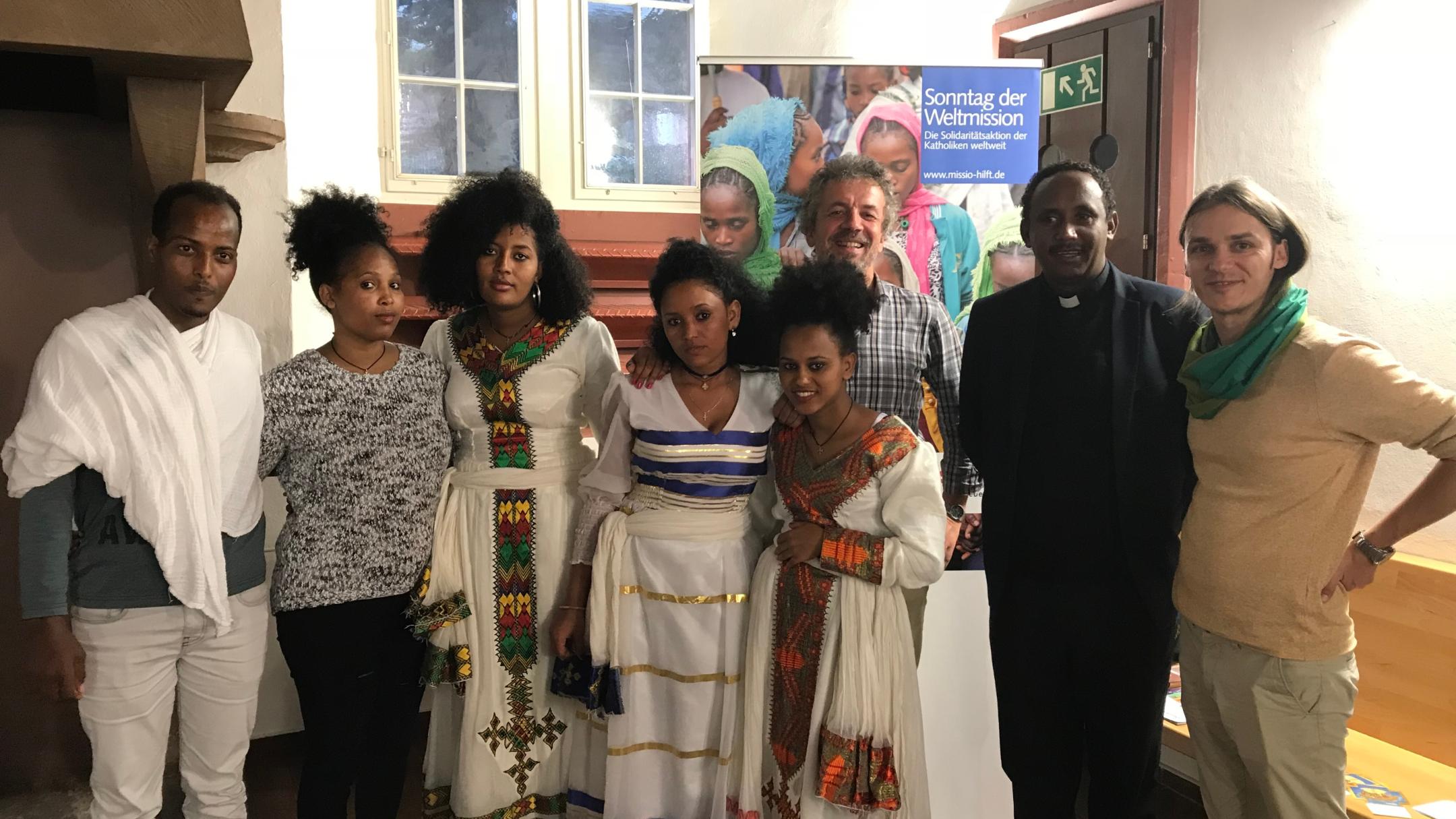 Missio-Gast Pfarrer Tesfaye Petros aus Äthiopien (2. von rechts) mit Mitgliedern der eritreischen Gemeinde Trier und Thomas Kupczik (Pastoralreferent im Dekanat Trier, 3. von rechts) und Tomasz Welke (rechts außen) von der Diözesanstelle Weltkirche.