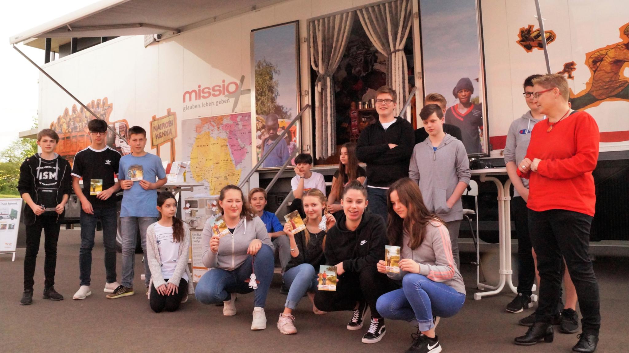 Klassenfoto vor dem Missio-Truck: Die 8a der Stefan-Andres-Realschule Plus in Schweich.