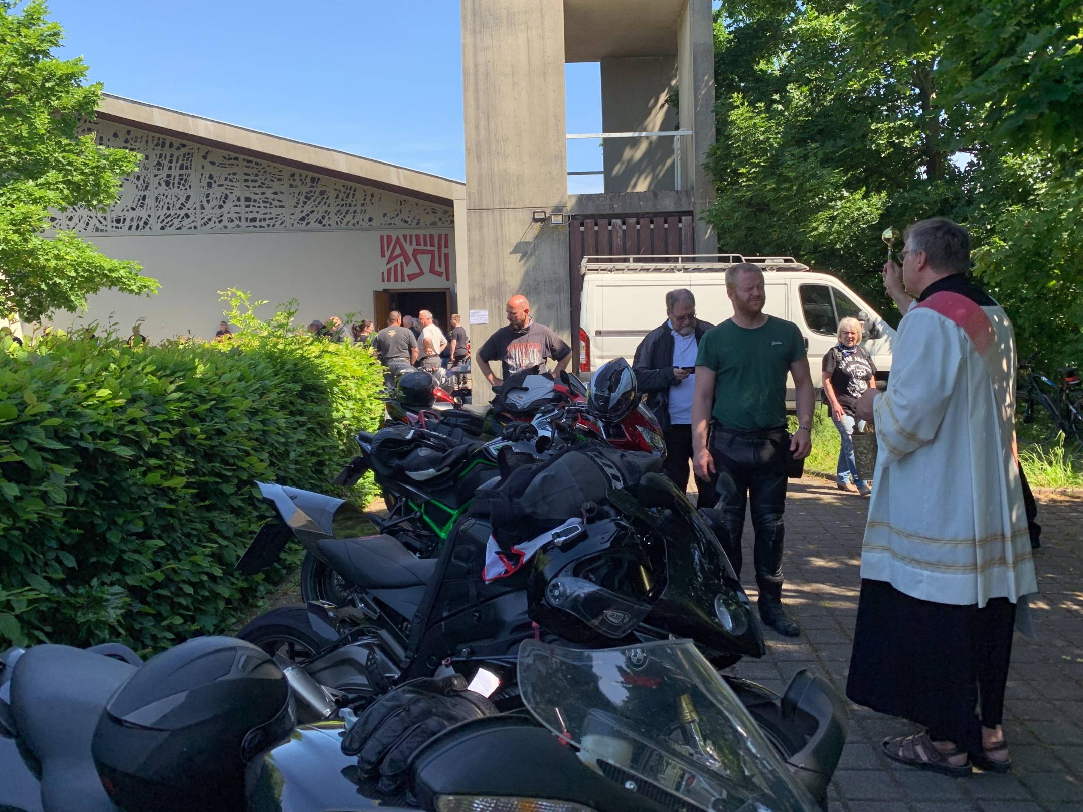 Diakon Gerd Fehrenbach segnete die Bikerinnen und Biker auf Wunsch persönlich. Foto: Ute Kirch