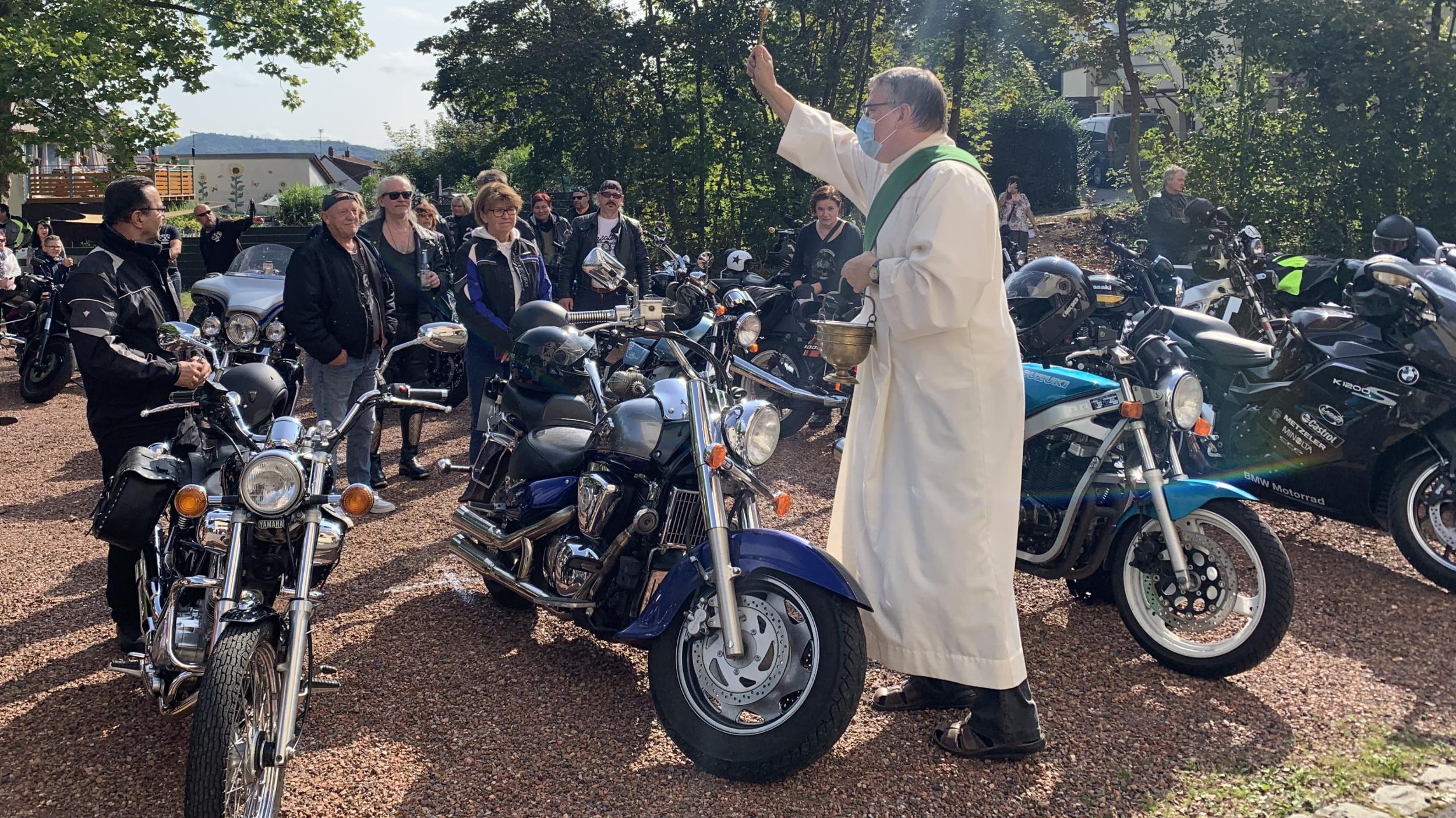 Diakon Gerd Fehrenbach segnet die Motarradfahrerinnen und Motorradfahrer. Foto: Ute Kirch/Bischöfliche Pressestelle Saarbrücken
