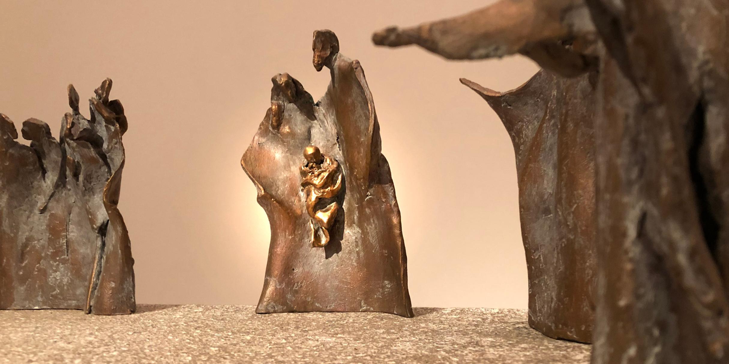 Die bronzene Krippe ist so gestaltet, dass sie das Licht auf dem Jesuskind sammelt und von dort reflektiert.