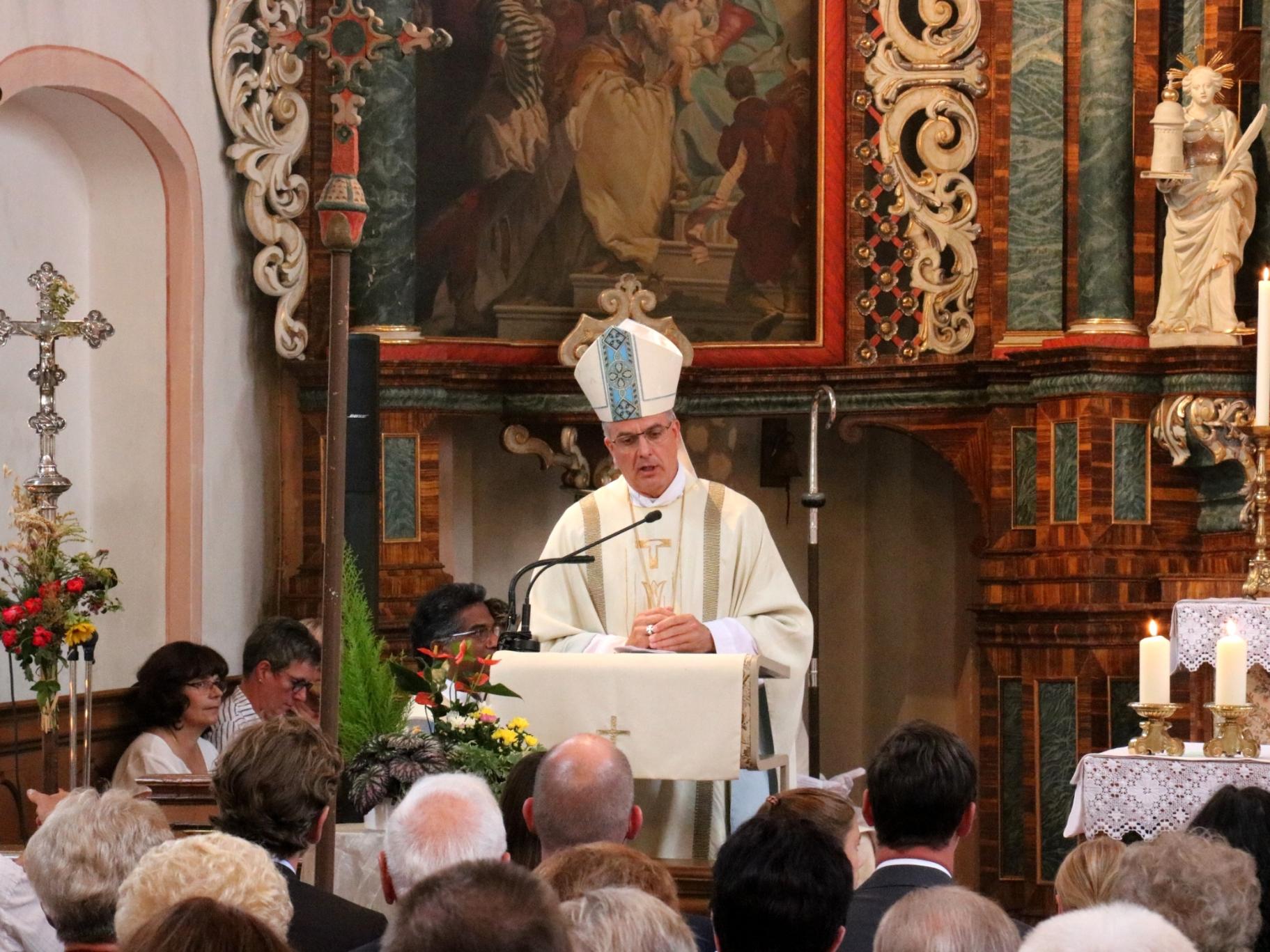 Weihbischof Peters predigt in Mörz. Foto: Nikolay