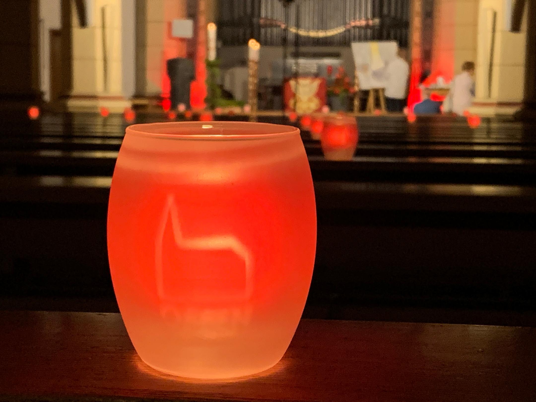 (5) Ein Windlicht in der Kirche St. Eligius in Saarbrücken-Burbach. Foto: Ute Kirch/Bistum Trier