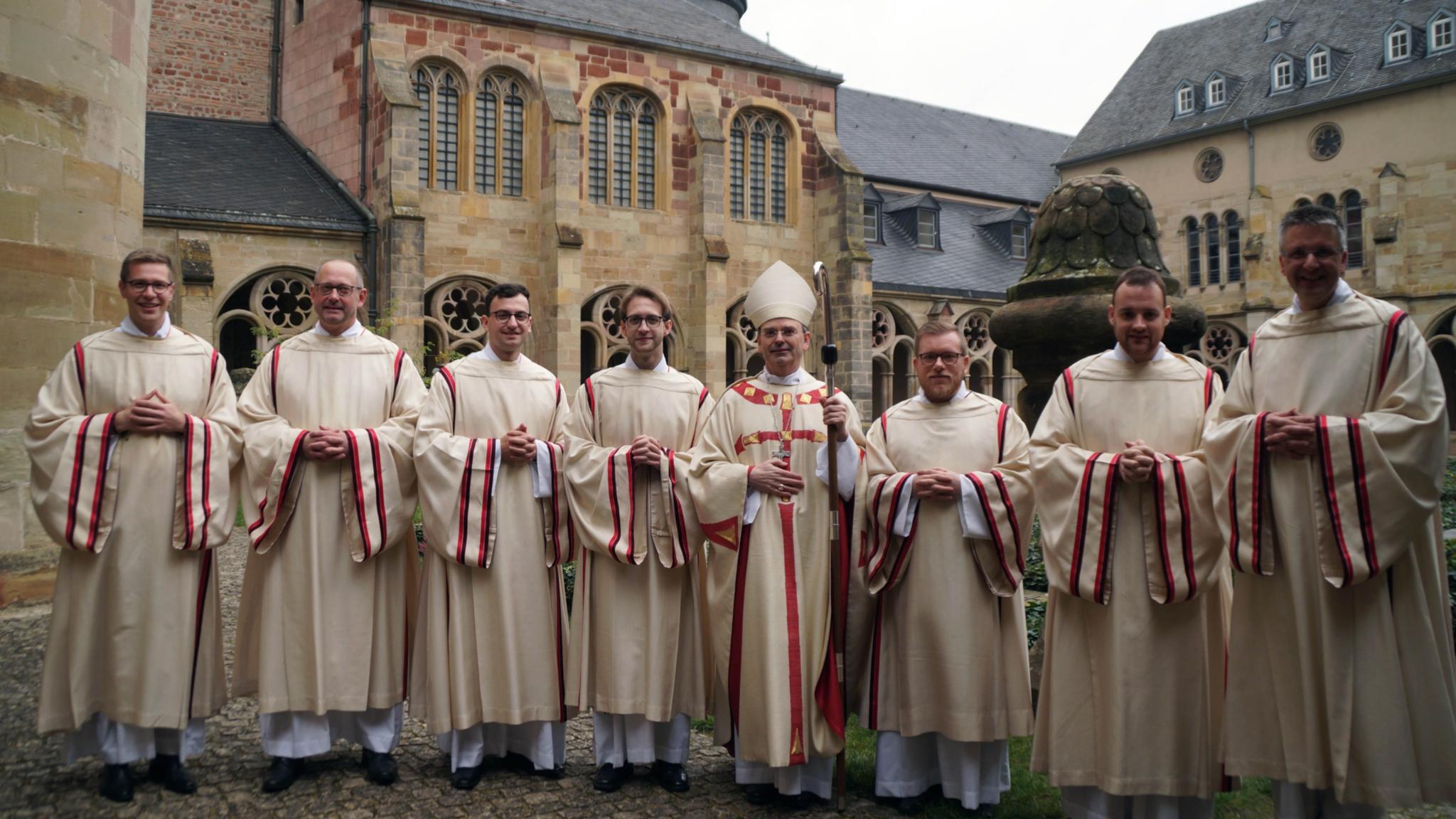 Die sieben Diakone (in der Mitte Weihbischof Brahm) können leider nicht wie geplant Ende Mai zu Priestern geweiht werden.