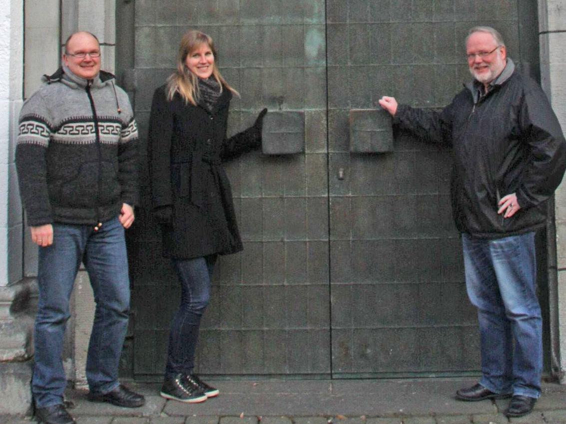 Die Delegierten der Arbeitsgemeinschaft Christlicher Kirchen in Koblenz (v. links) Matthias Olzem, Verena Hammes und Uwe Drews öffnen Türen zu christlichen Gemeinden während der Aktion 'Zu Gast bei Anderen'.