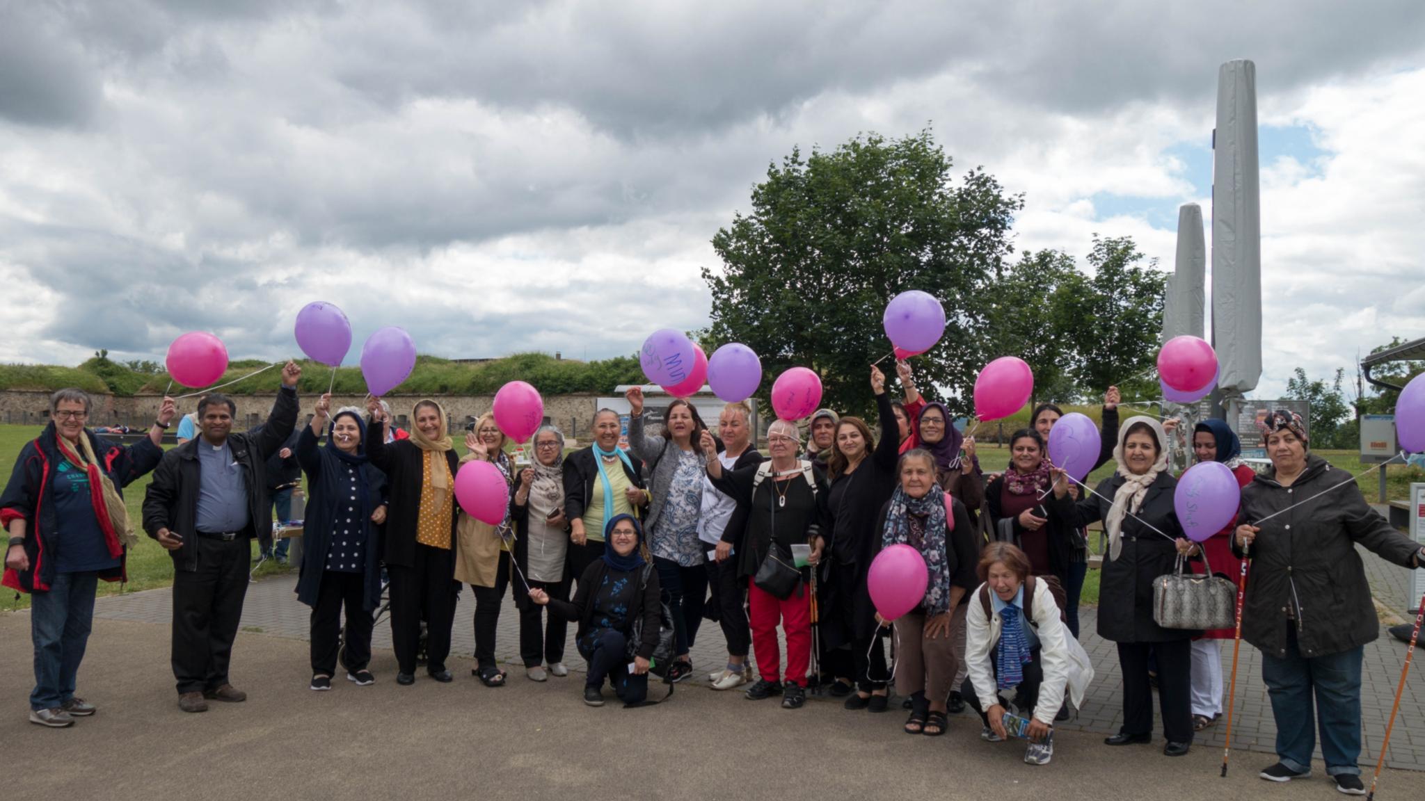 Die Damen vom internationalen Frauenfrühstück aus Dietzenbach mit den beschriebenen Luftballons