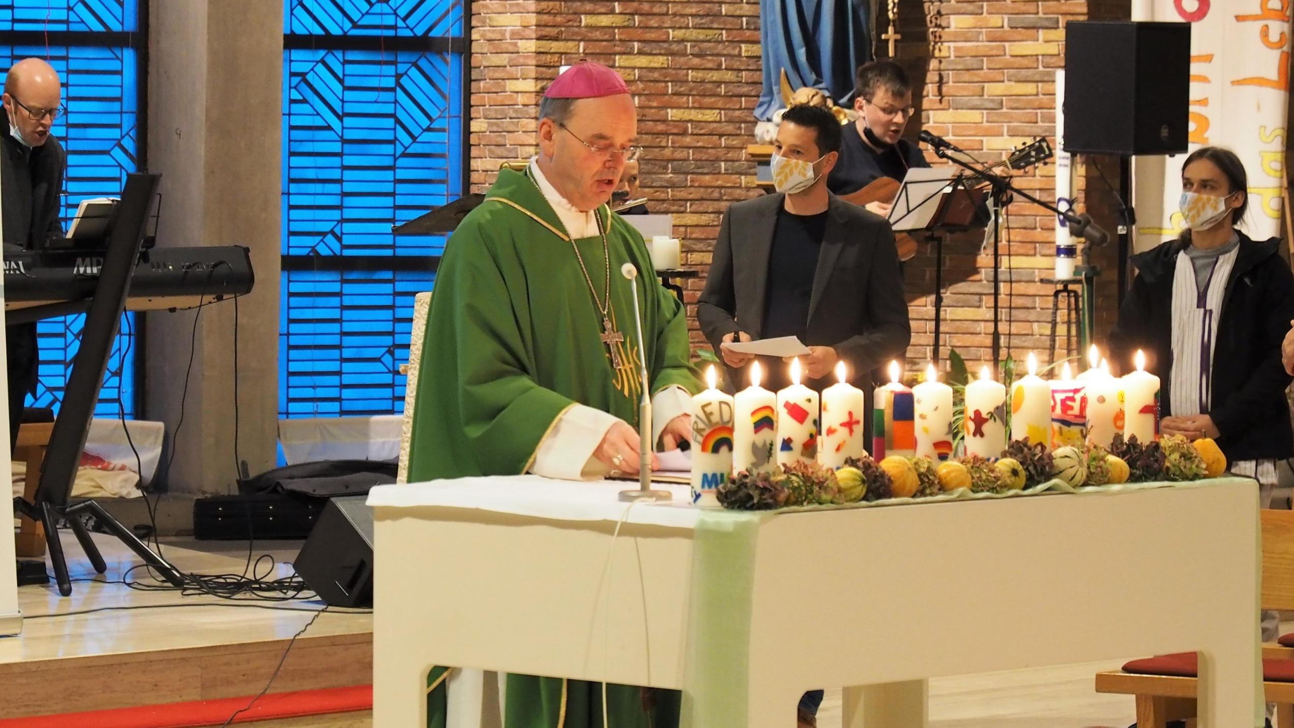 Gottesdienst am Altar der Jugendkirche MIA in Weiskirchen-Rappweiler mit Weihbischof Robert Brahm. Foto: Stefan Endres