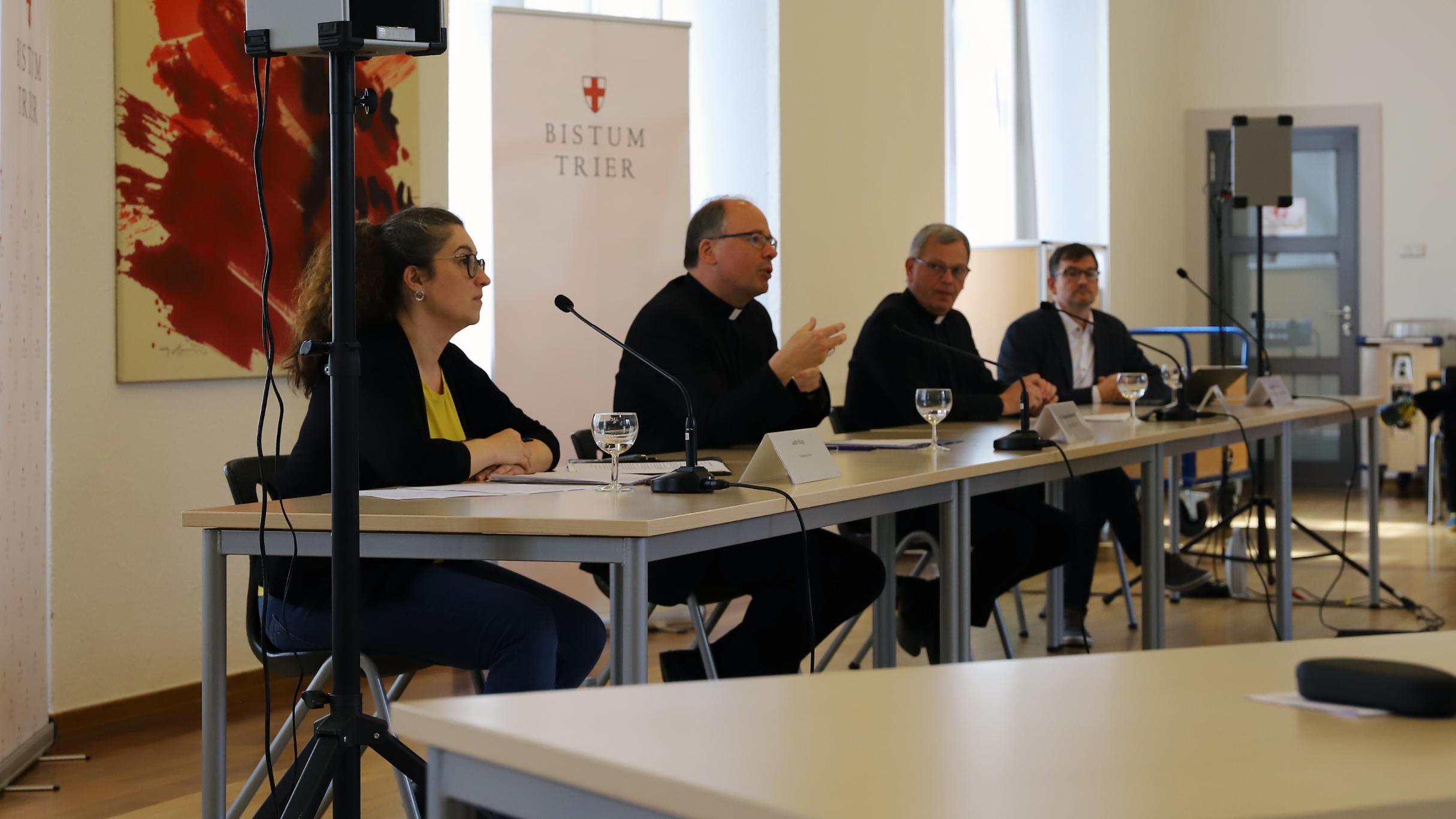 Pressekonferenz am 20. Juni 2020: v.l.n.r.: Pressesprecherin Judith Rupp, Bischof Dr. Stephan Ackermann, Generalvikar Dr. Ulrich Graf von Plettenberg und der Leiter der Stabsstelle 'Umsetzung der Synodenergebnisse', Christian Heckmann.