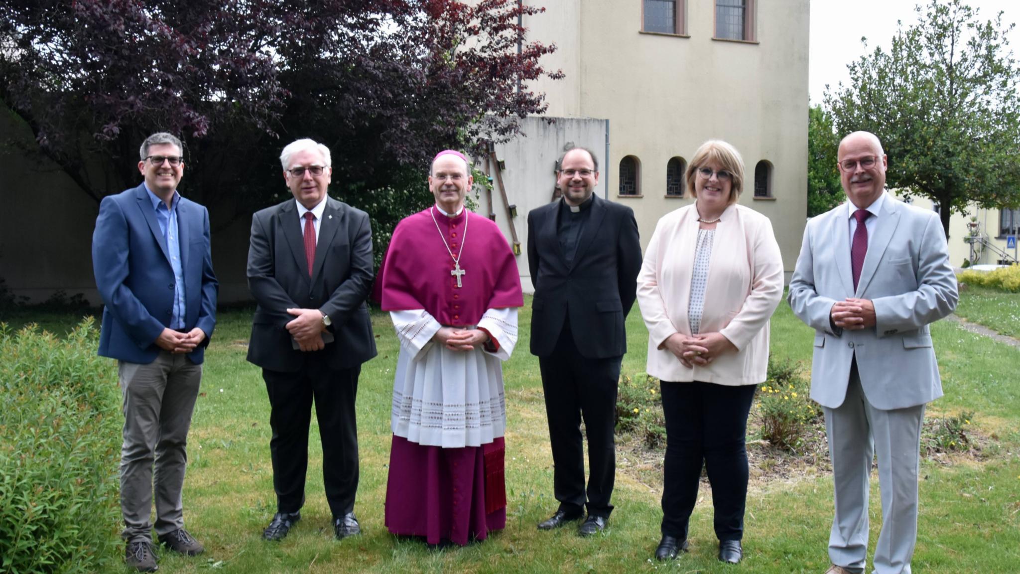 Der frühere Dekanatsreferent Rainer Stuhlträger, der frühere Dechant Hans-Jürgen Bier, Weihbischof Robert Brahm, Dekan Pastor Axel Feldmann, Tanja Buchheit-Thewes und Hans Albert Dörr (von links) vor der Jugendkirche MIA. Foto: Ute Kirch/Bistum Trier