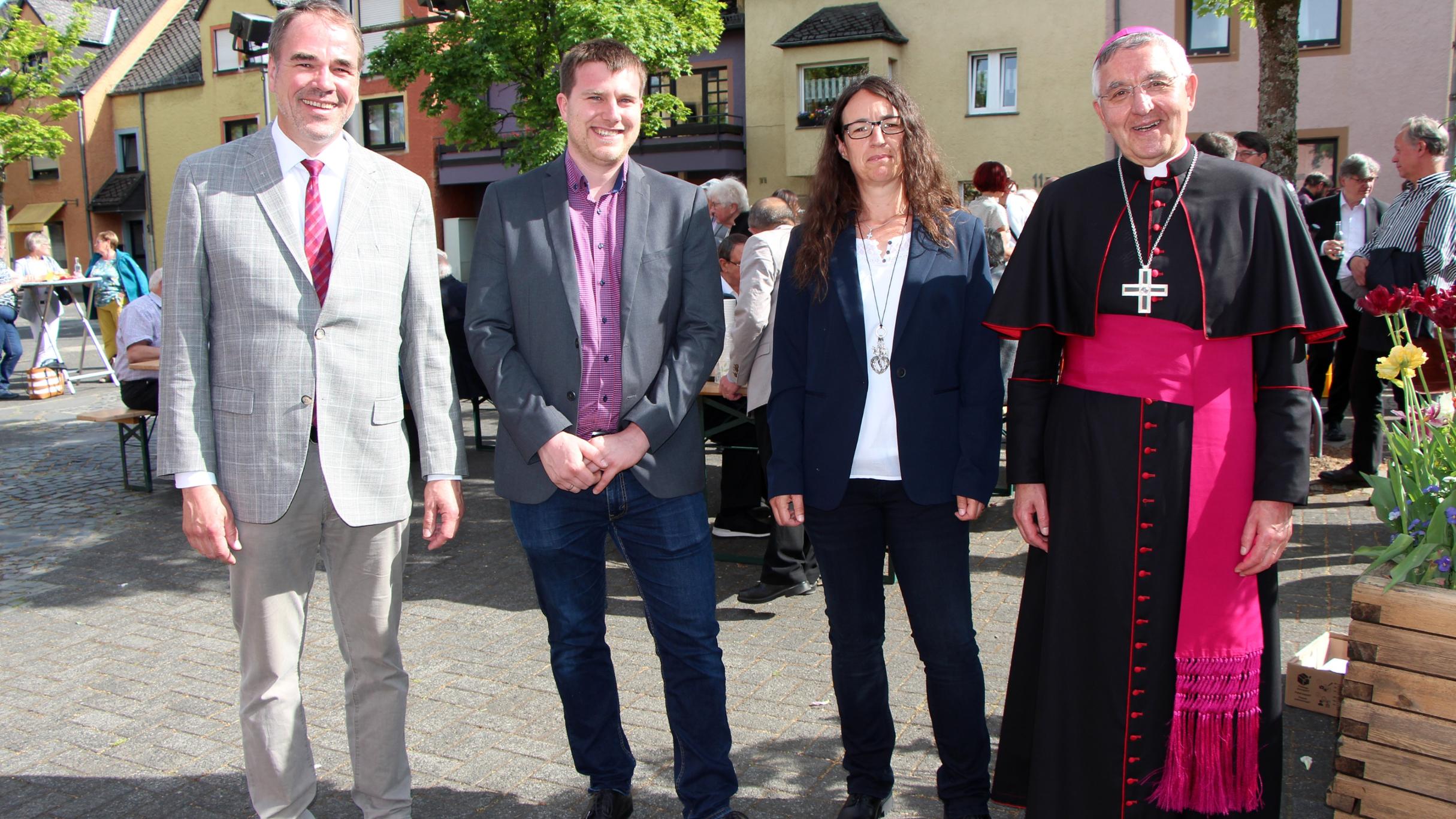 Weihbischof Franz-Josef Gebert (rechts) stellte bei der Startveranstaltung in Hillesheim das Leitungsteam des Pastoralen Raums Adenau-Gerolstein vor: (von links) Dr. Rainer Justen, Philipp Hein, Carmen Perling (Foto: Brigitte Bettscheider)